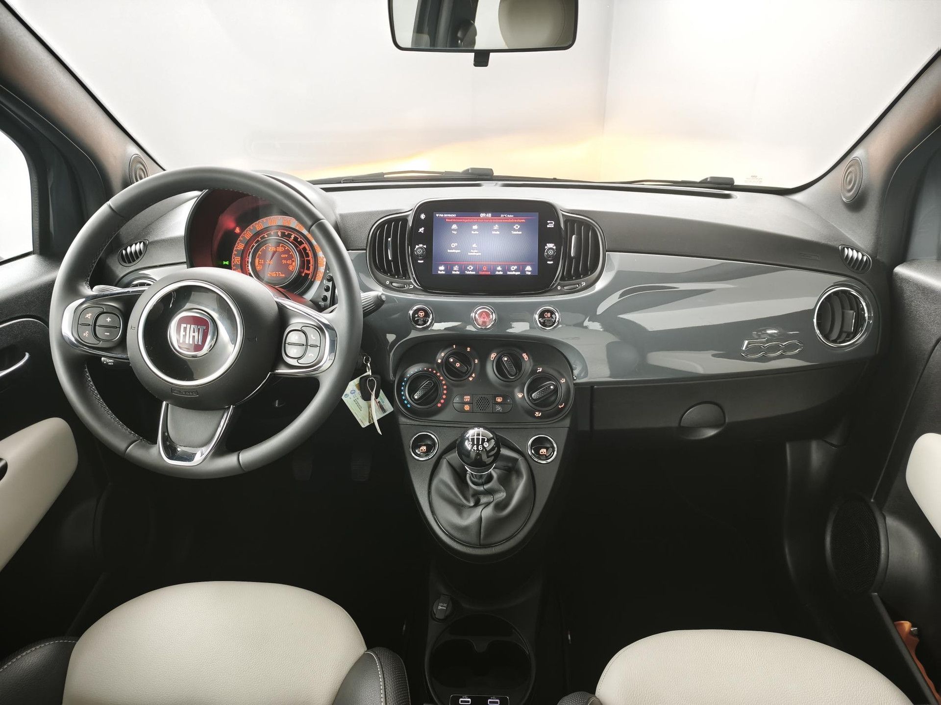 Fiat 500 met kenteken P-579-GR – interieur