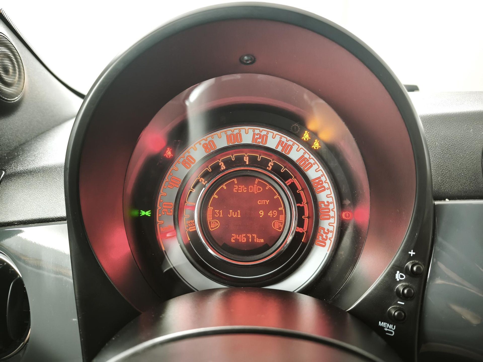 Fiat 500 met kenteken P-579-GR – dashboard