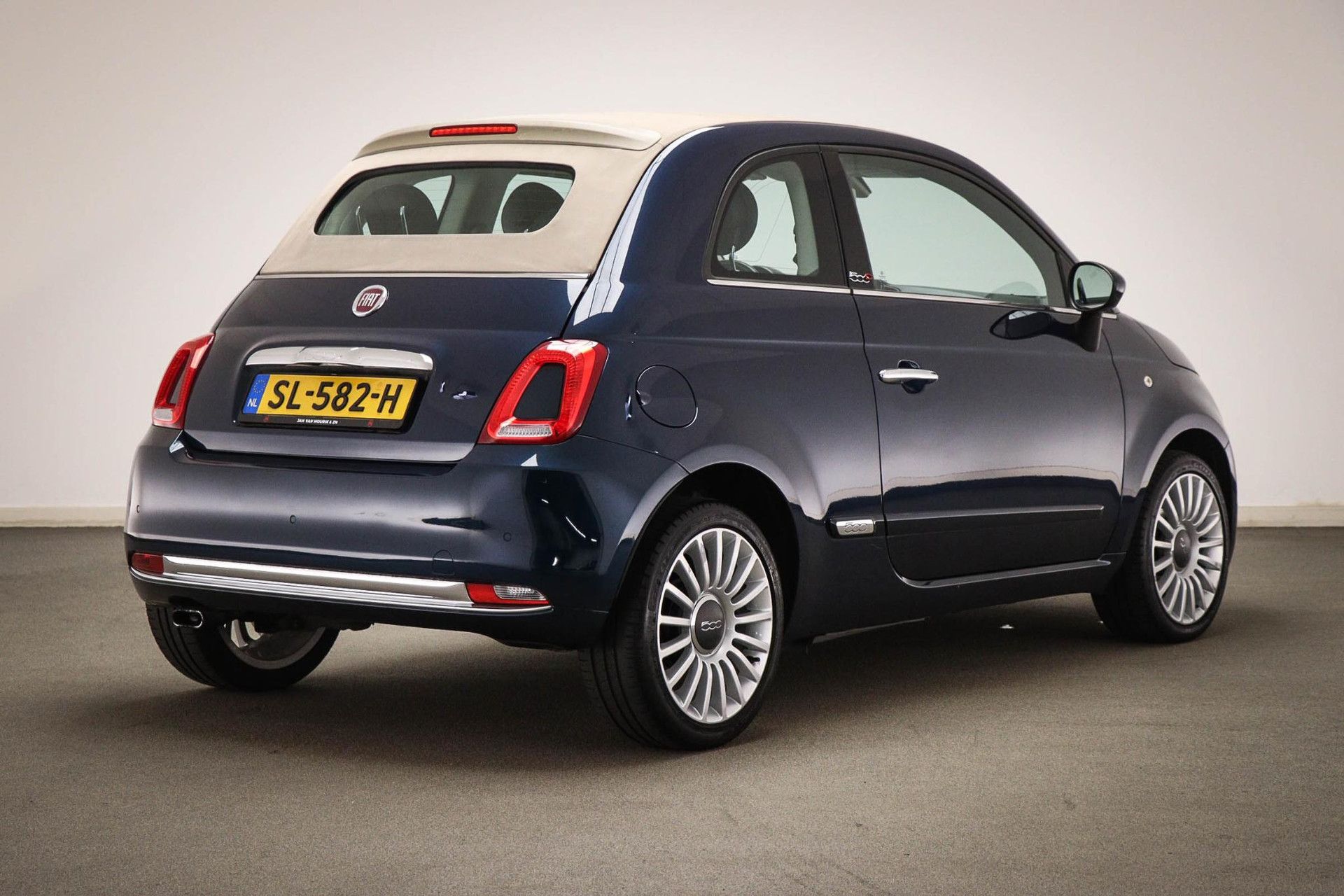 Fiat 500C met kenteken SL-582-H – achteraanzicht