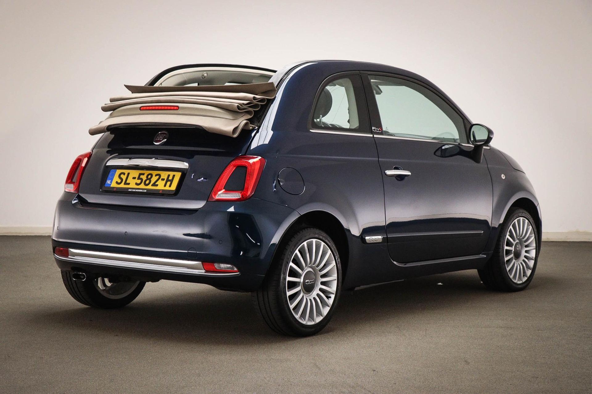 Fiat 500C met kenteken SL-582-H – interieur