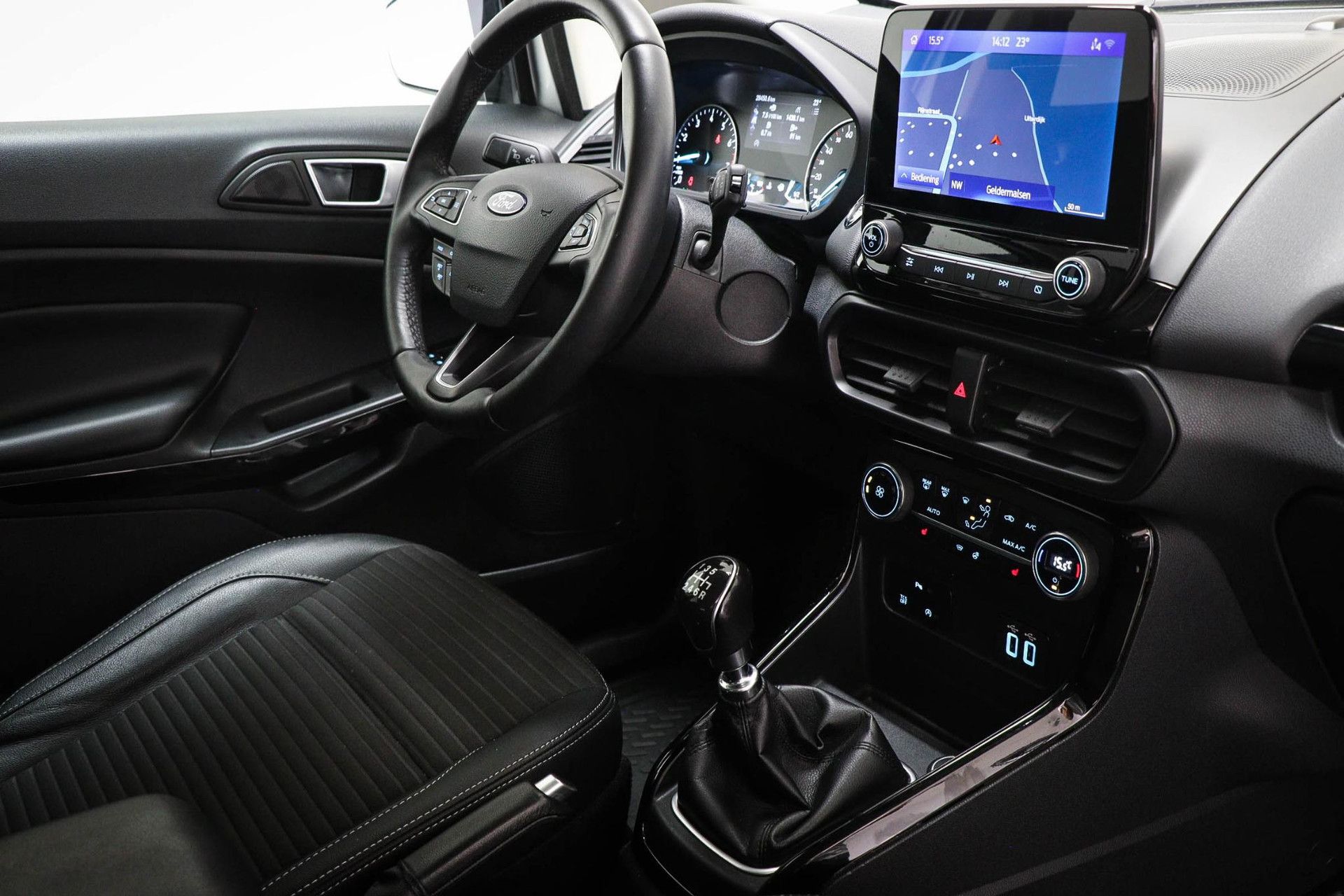 Ford EcoSport met kenteken ZN-881-B – interieur