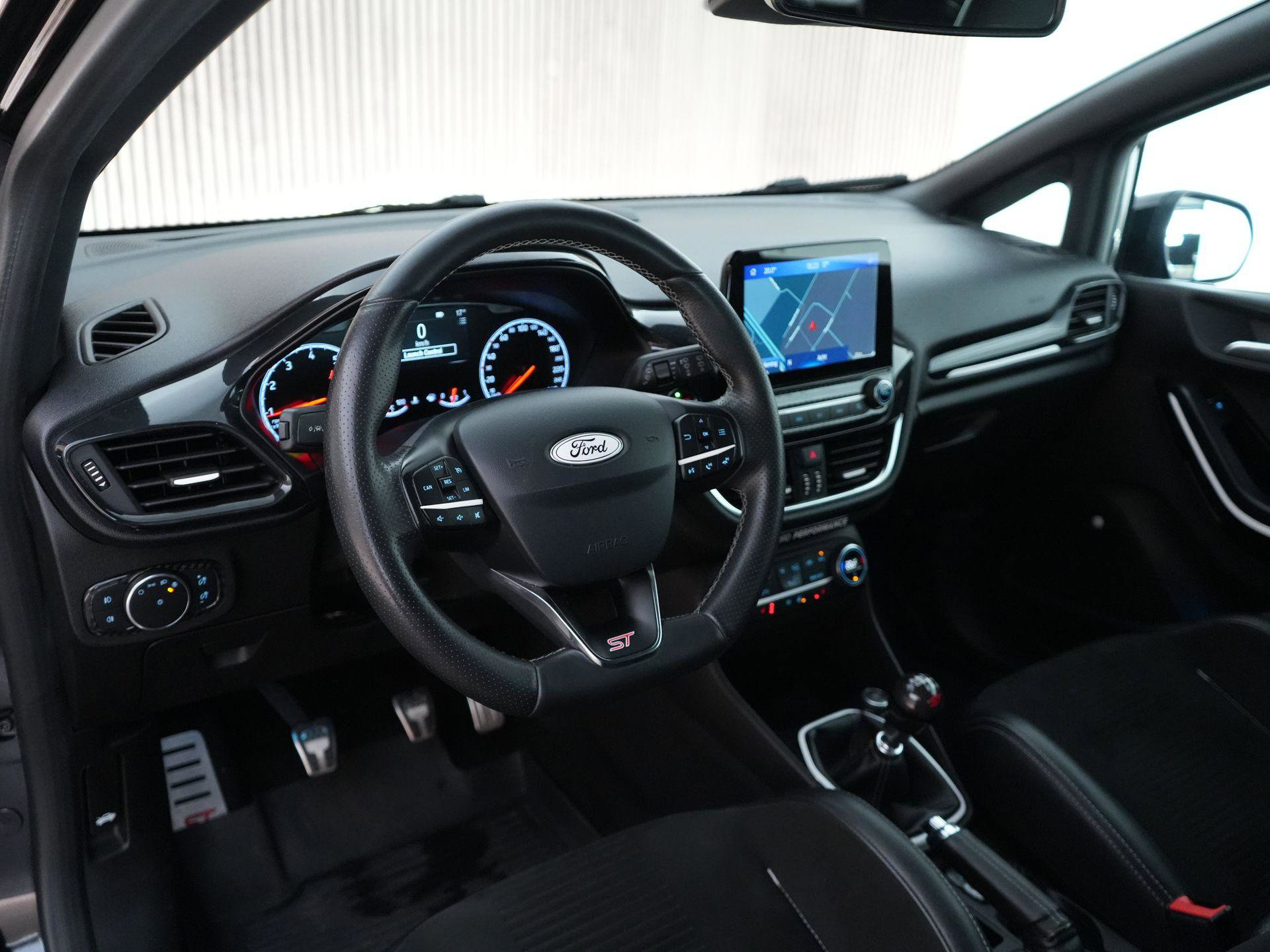 Ford Fiesta met kenteken JPL-55-T – interieur