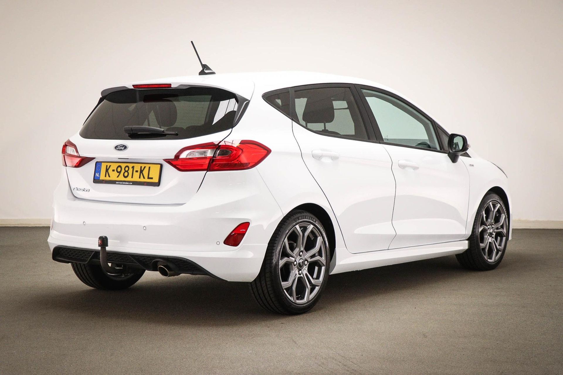 Ford Fiesta met kenteken K-981-KL – achteraanzicht