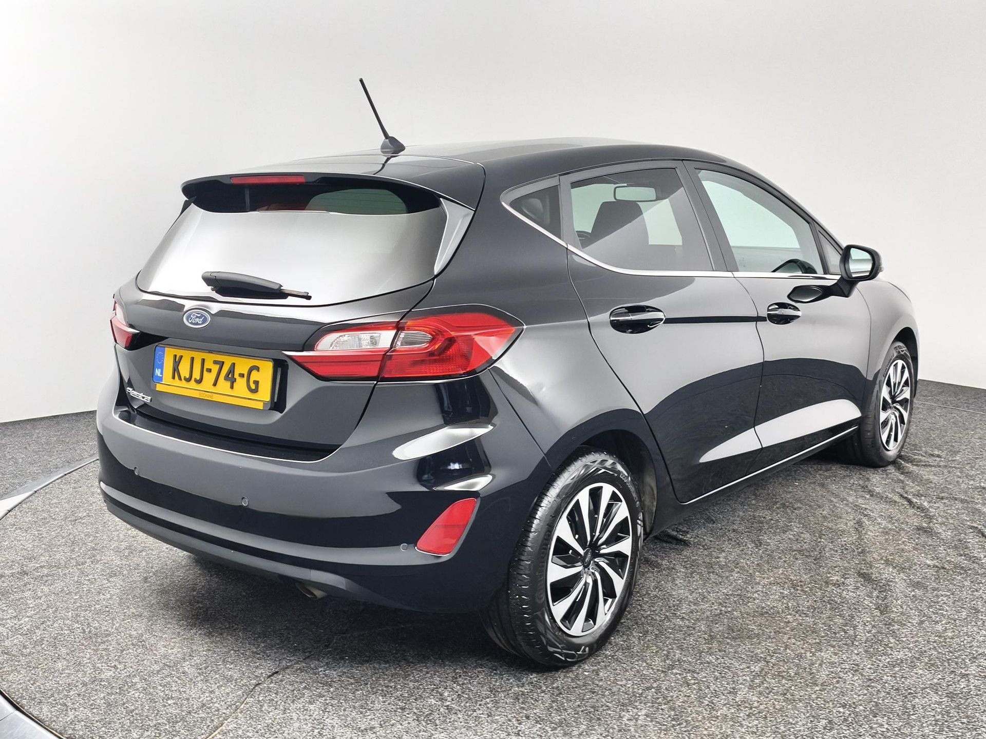 Ford Fiesta met kenteken KJJ-74-G – achteraanzicht