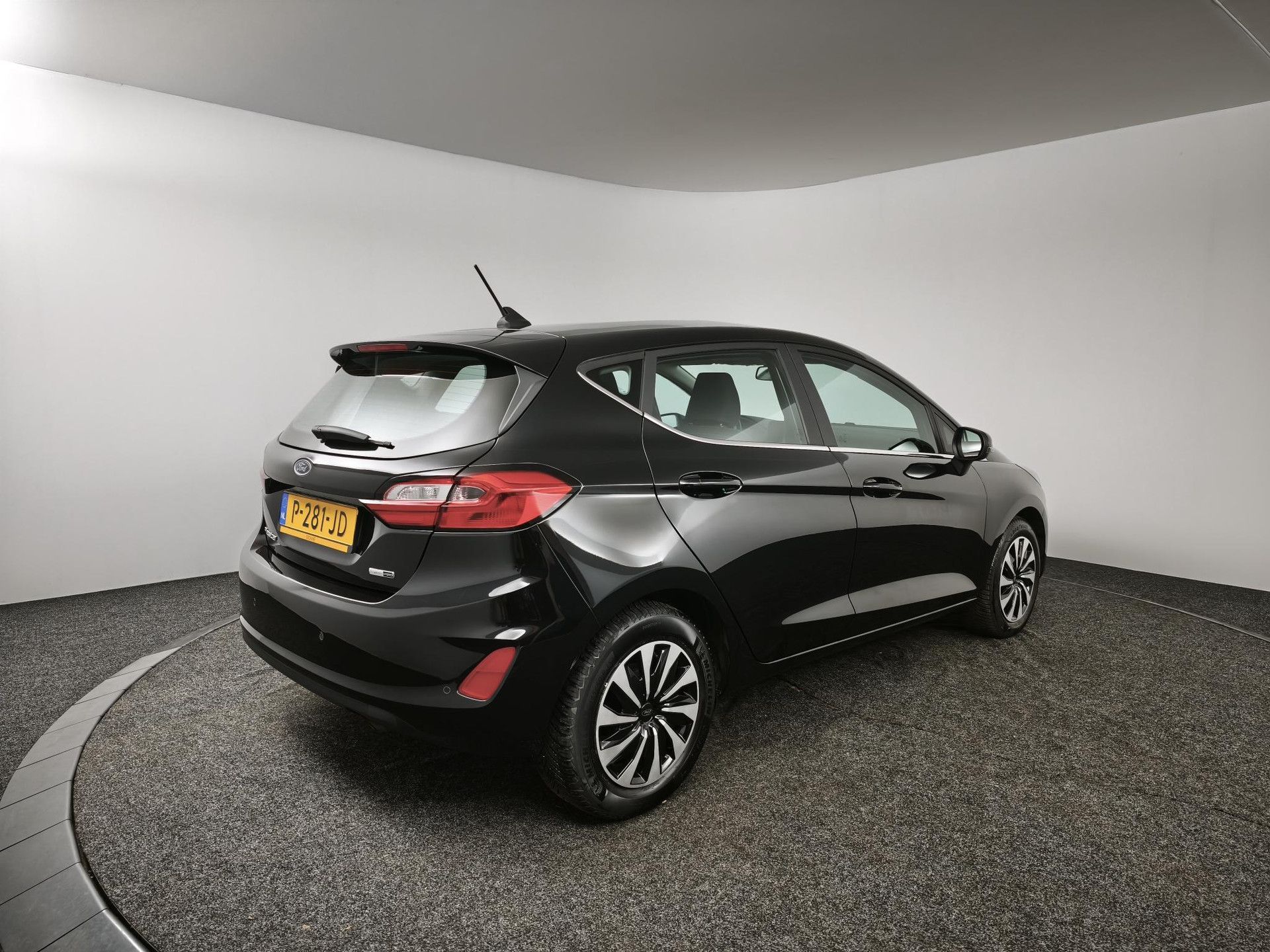 Ford Fiesta met kenteken P-281-JD – achteraanzicht