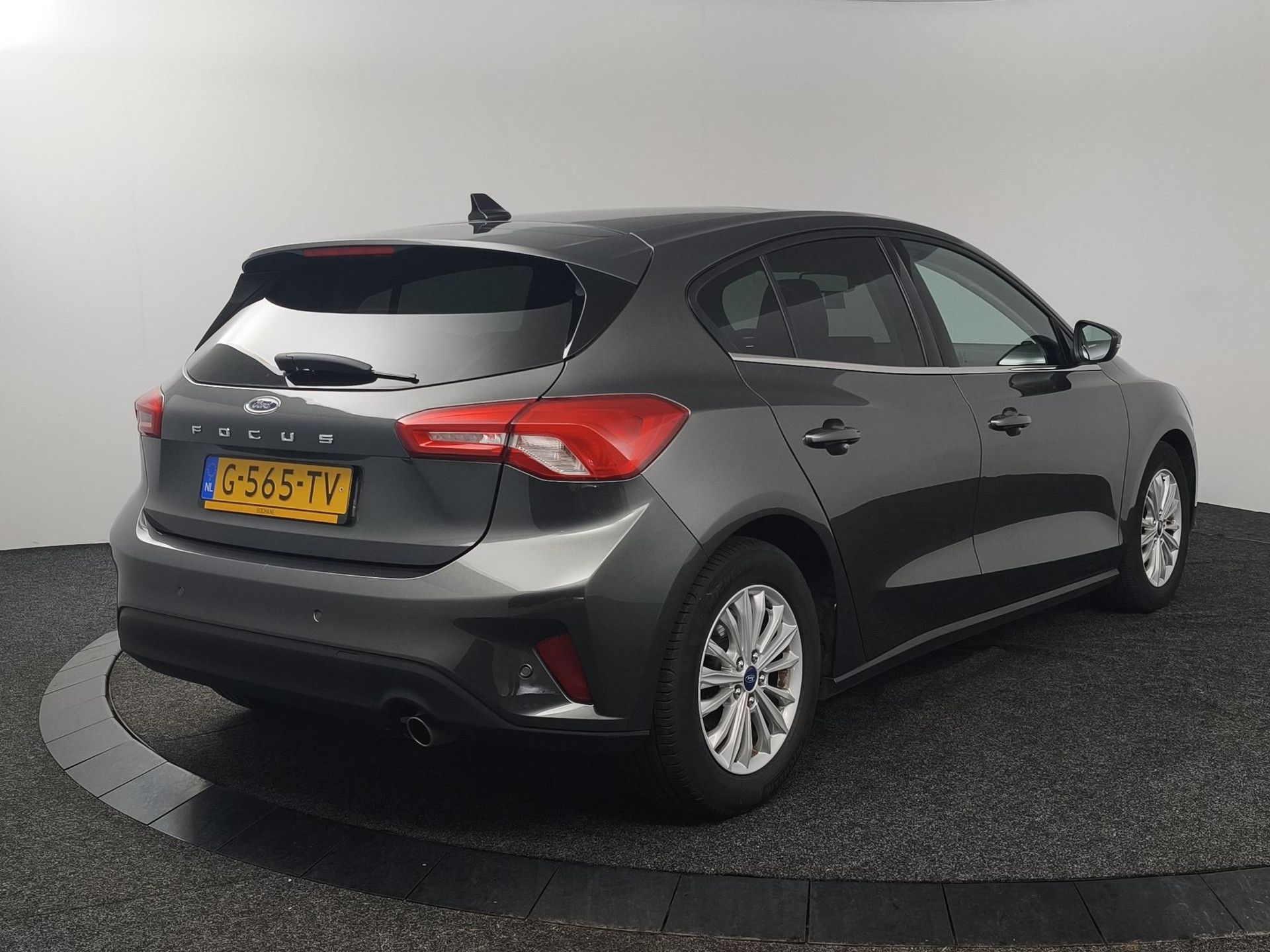 Ford Focus met kenteken G-565-TV – achteraanzicht