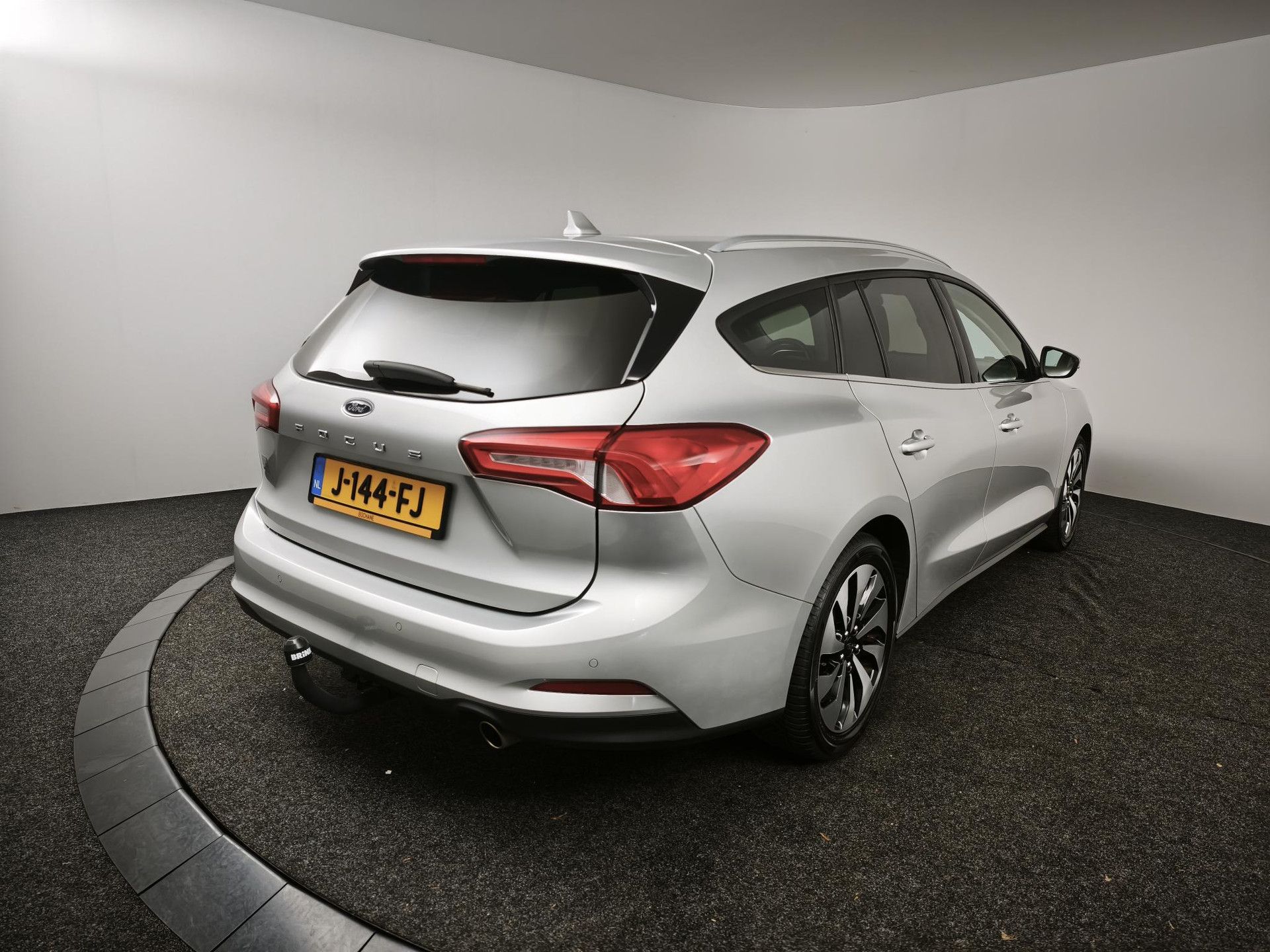 Ford Focus met kenteken J-144-FJ – achteraanzicht