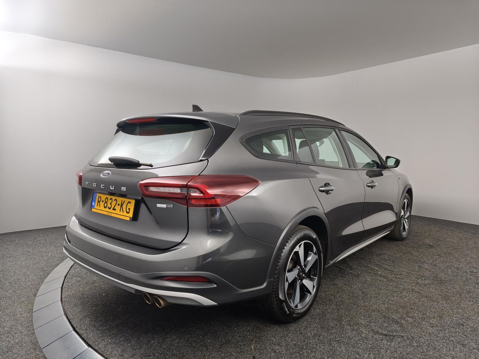 Ford Focus met kenteken R-832-KG – achteraanzicht