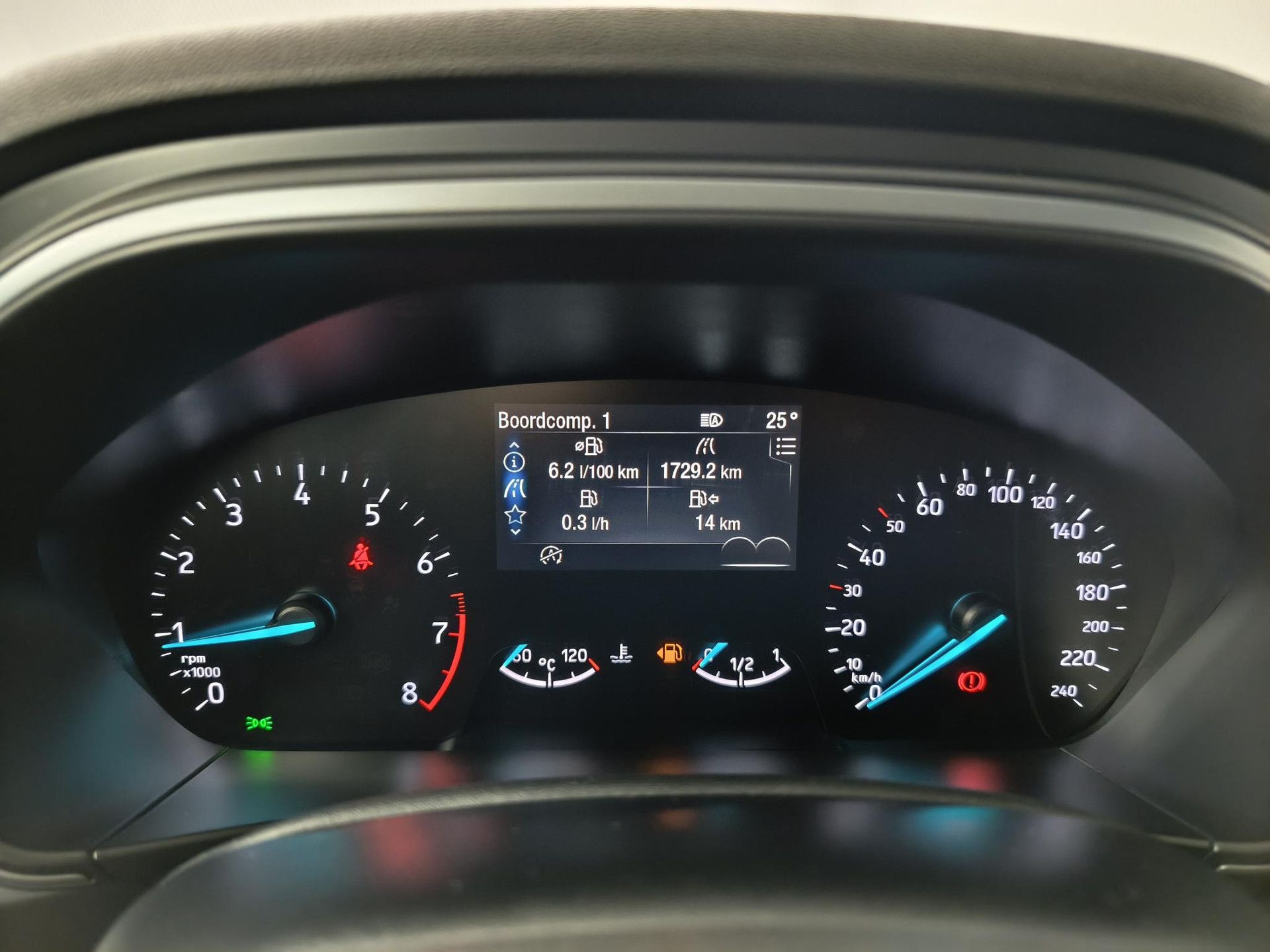 Ford Focus met kenteken R-832-KG – dashboard