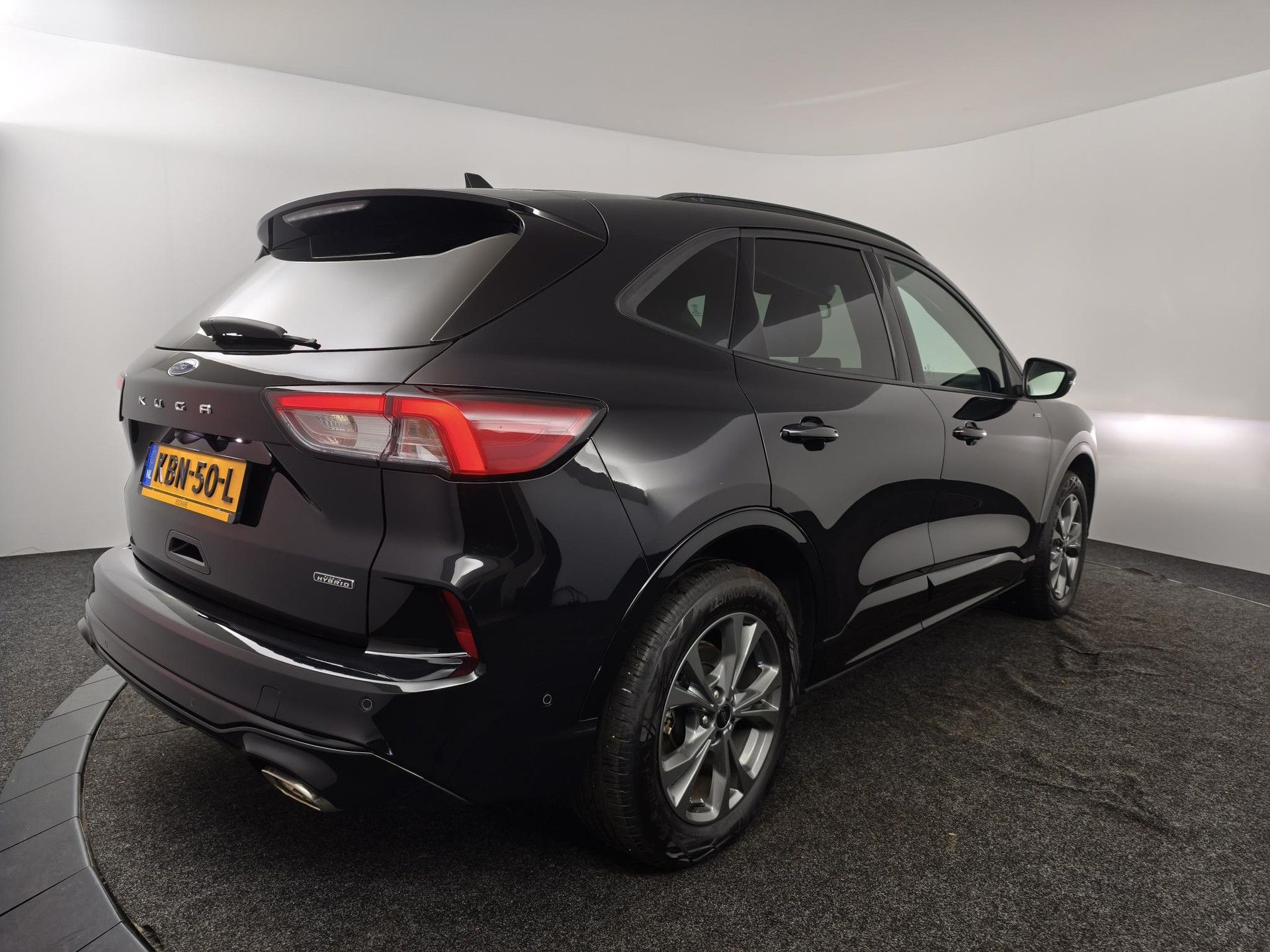 Ford Kuga met kenteken KBN-50-L – achteraanzicht
