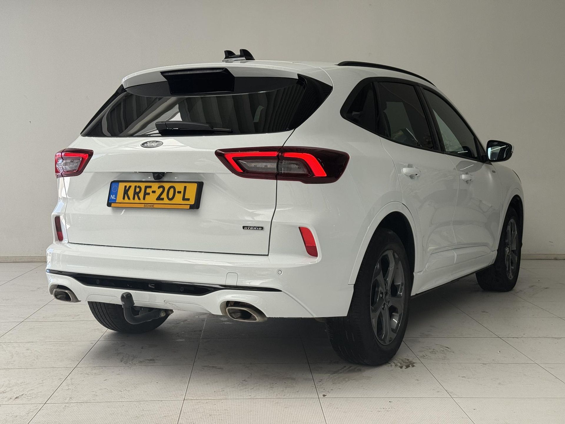 Ford Kuga met kenteken KRF-20-L – achteraanzicht