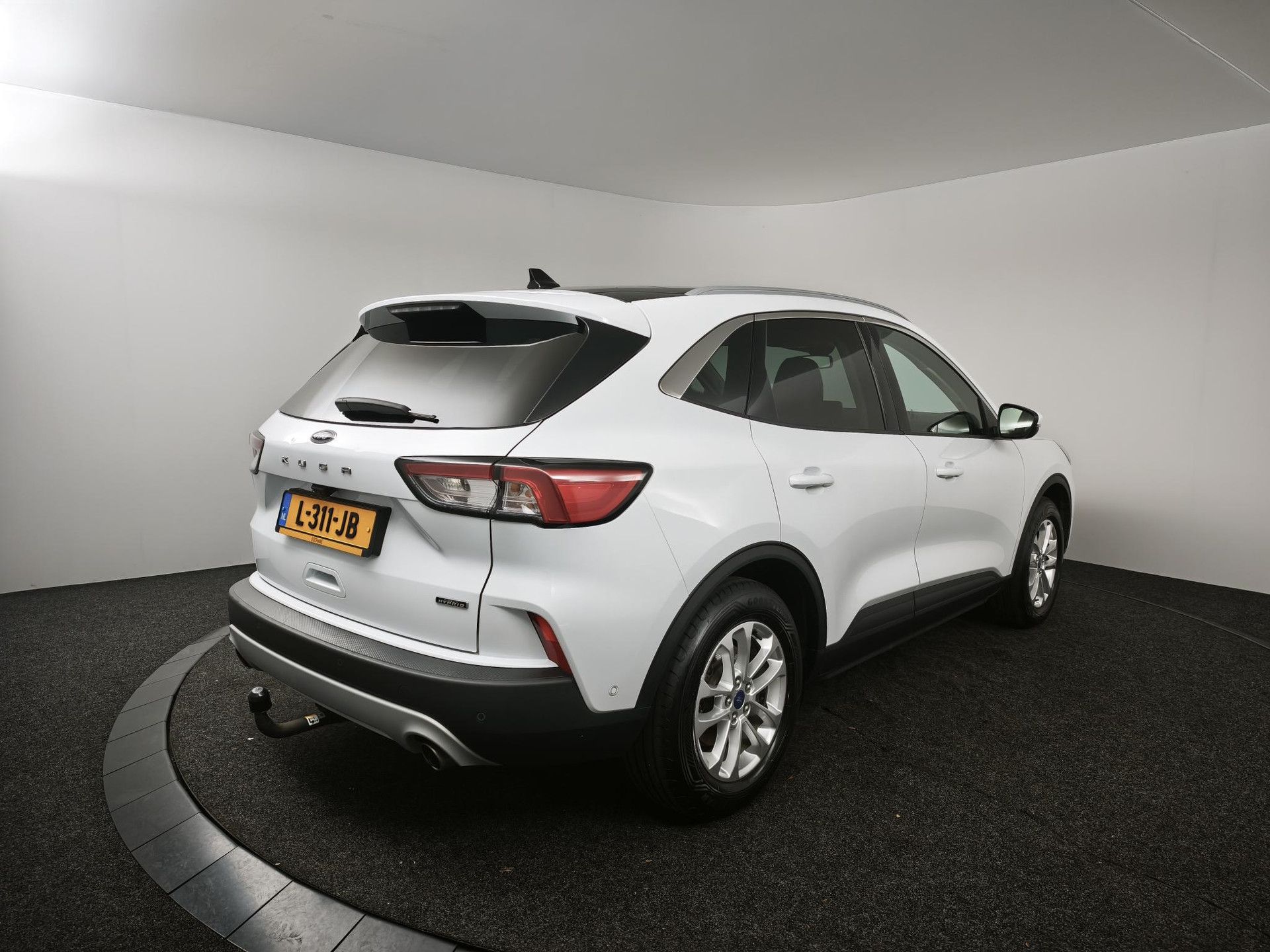 Ford Kuga met kenteken L-311-JB – achteraanzicht
