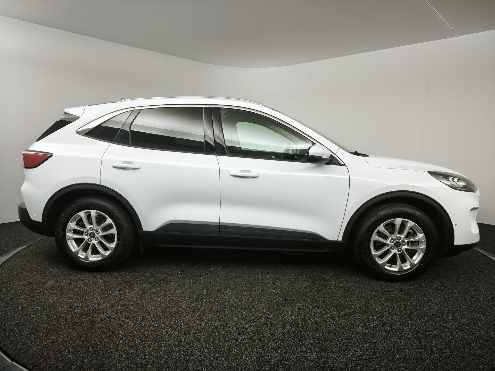 Ford Kuga met kenteken L-311-JB – interieur