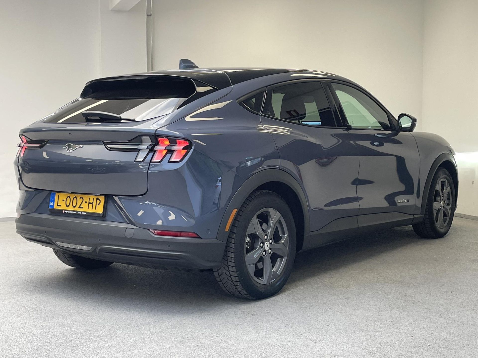 Ford MustangMach-E met kenteken L-002-HP – achteraanzicht