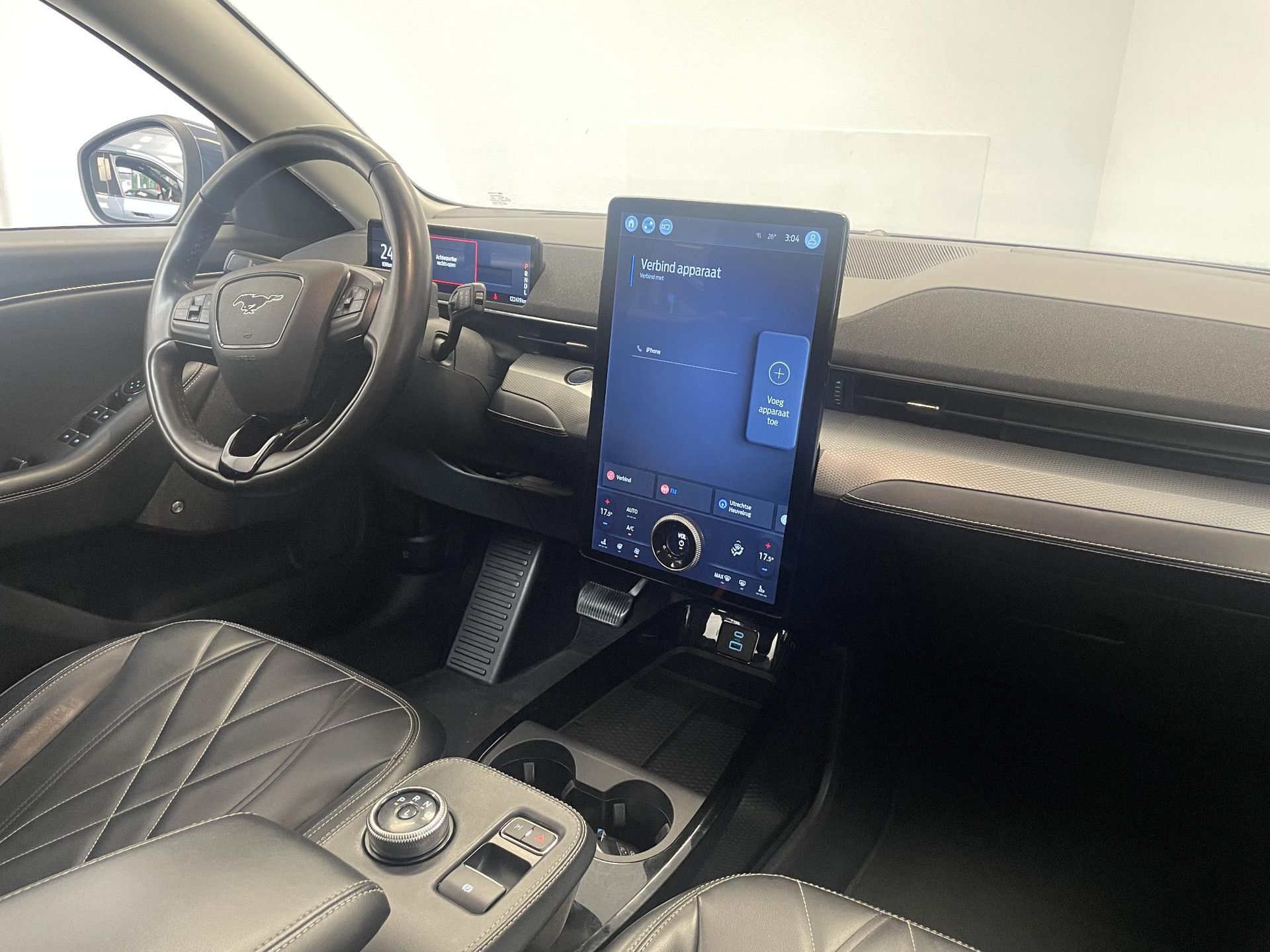 Ford MustangMach-E met kenteken L-002-HP – interieur