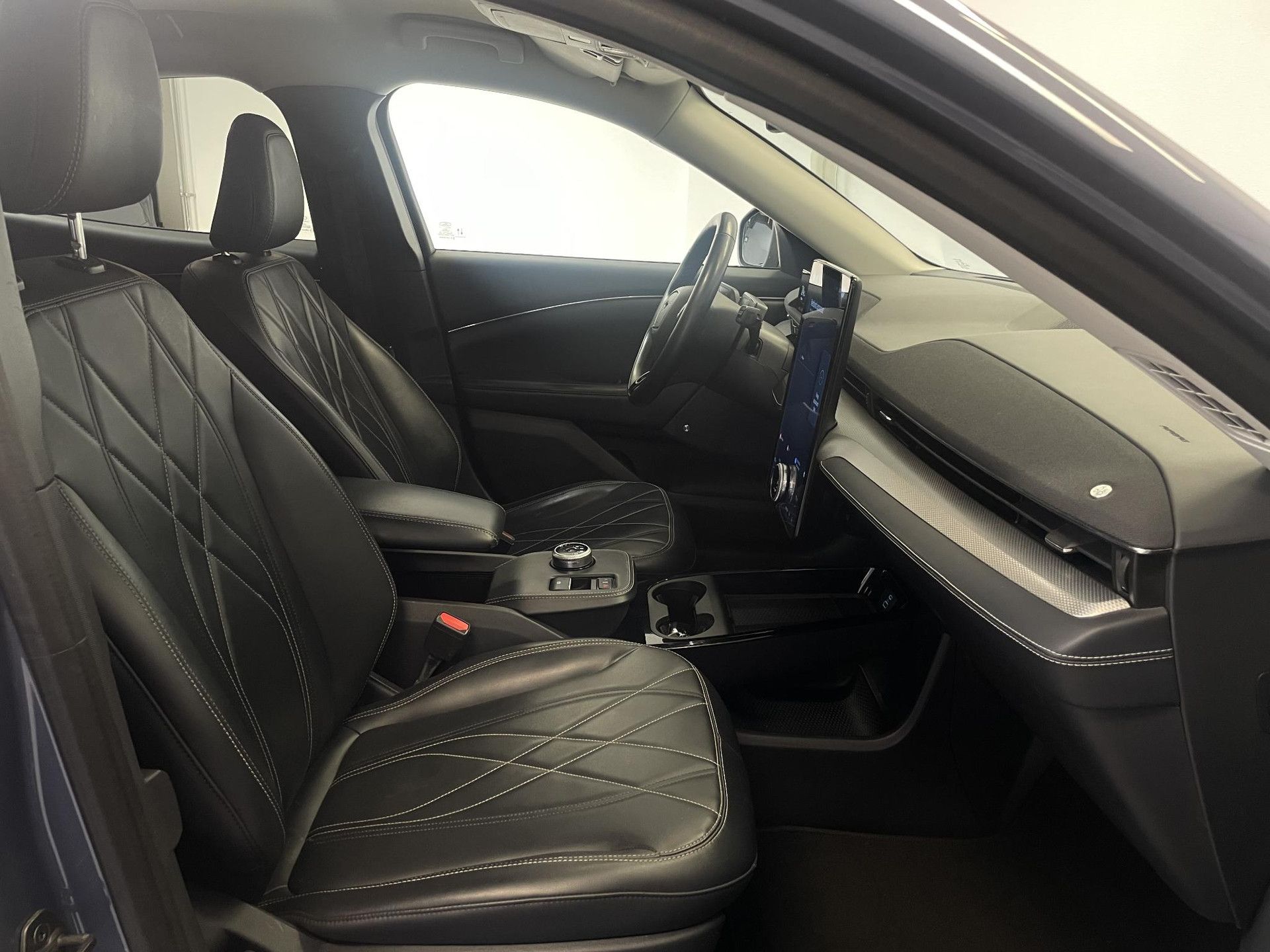 Ford MustangMach-E met kenteken L-002-HP – dashboard