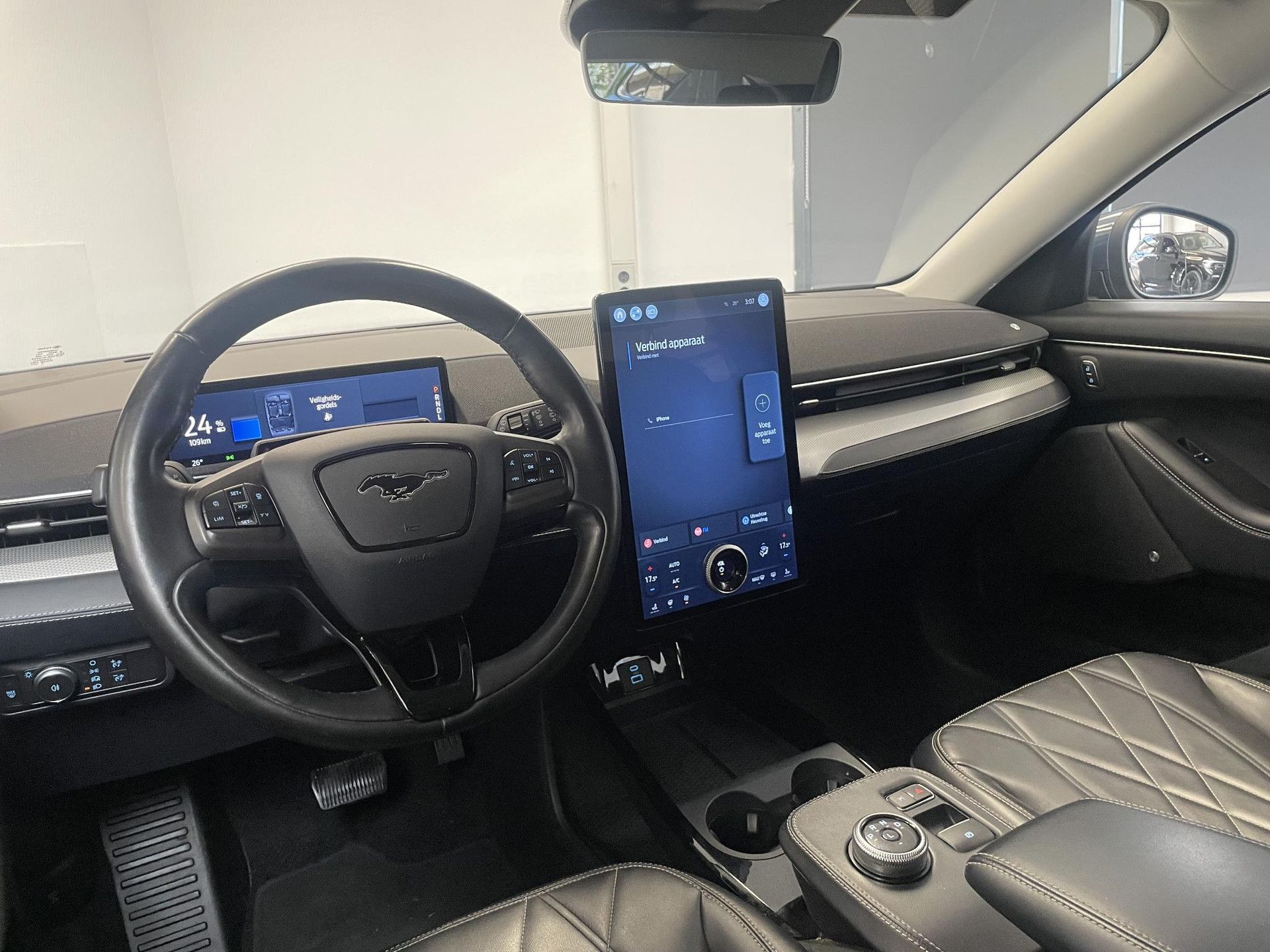 Ford MustangMach-E met kenteken L-002-HP – detailfoto
