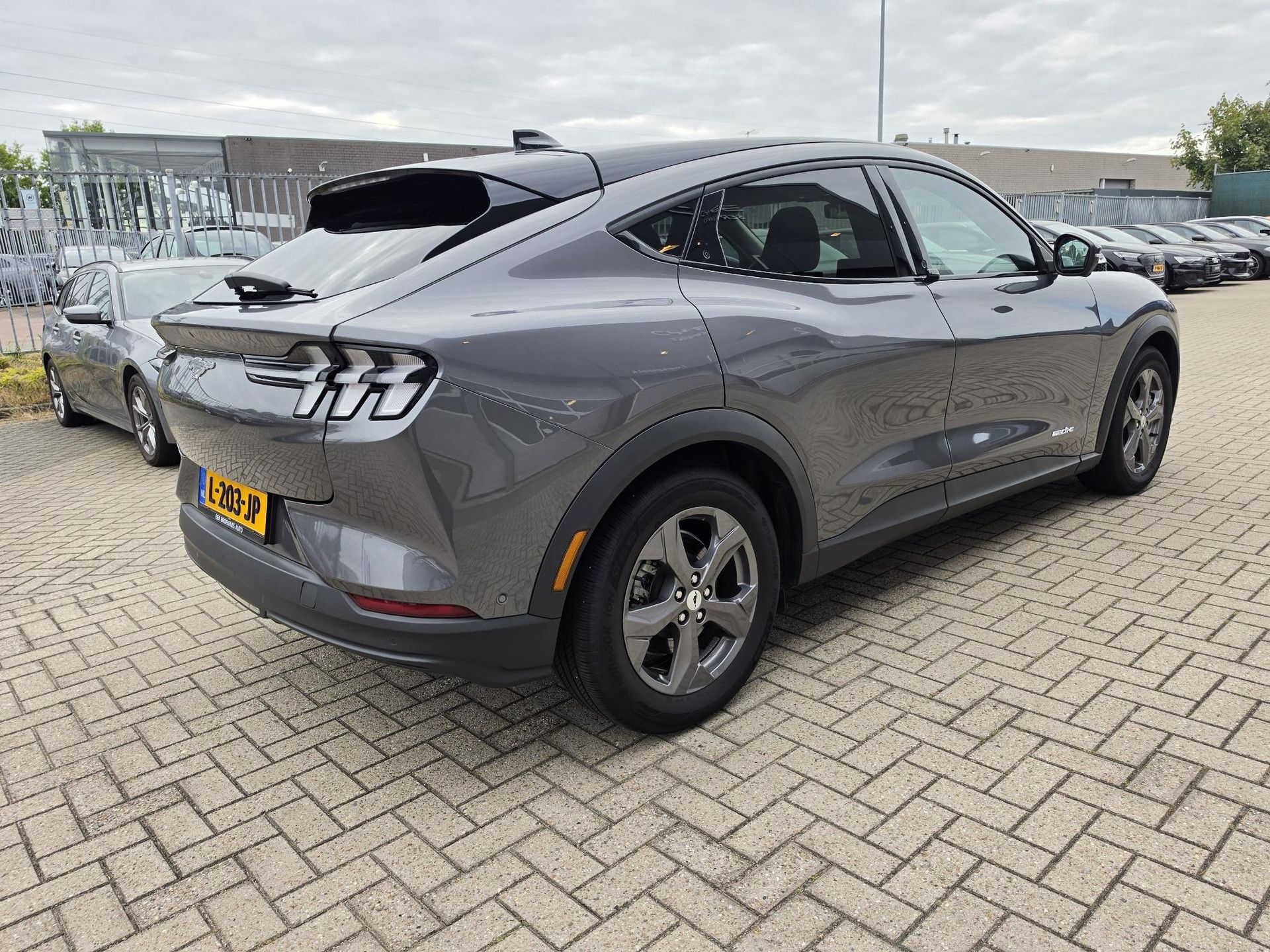 Ford MustangMach-E met kenteken L-203-JP – achteraanzicht
