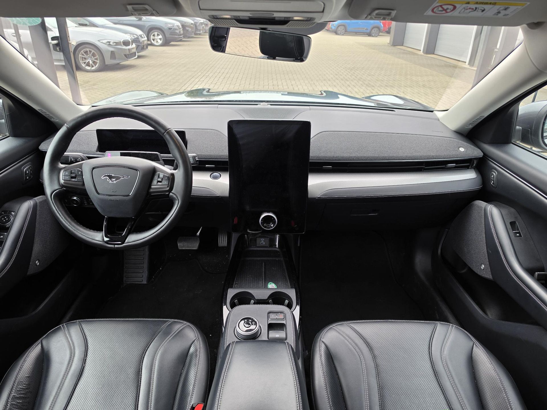 Ford MustangMach-E met kenteken L-203-JP – interieur