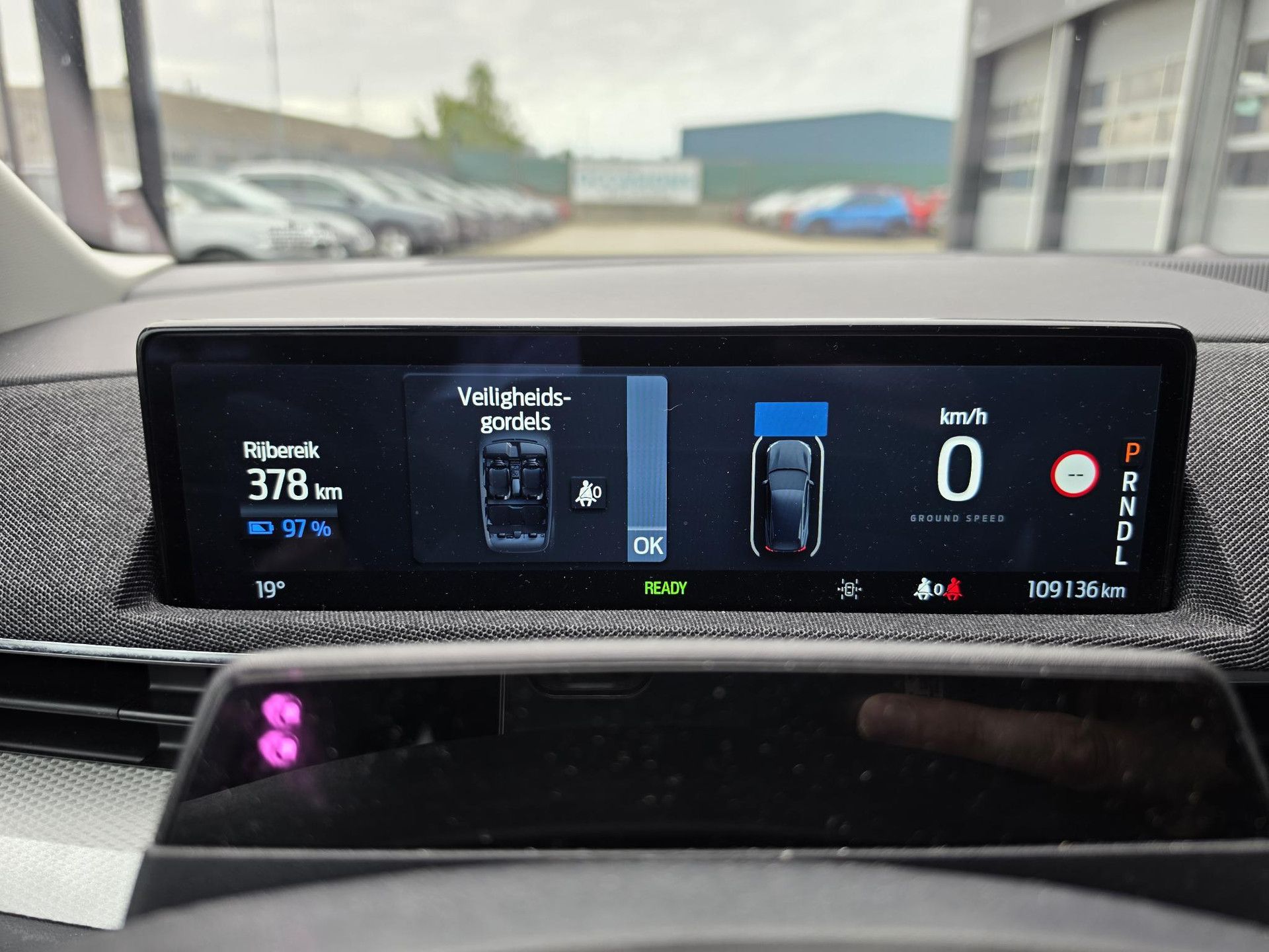 Ford MustangMach-E met kenteken L-203-JP – dashboard