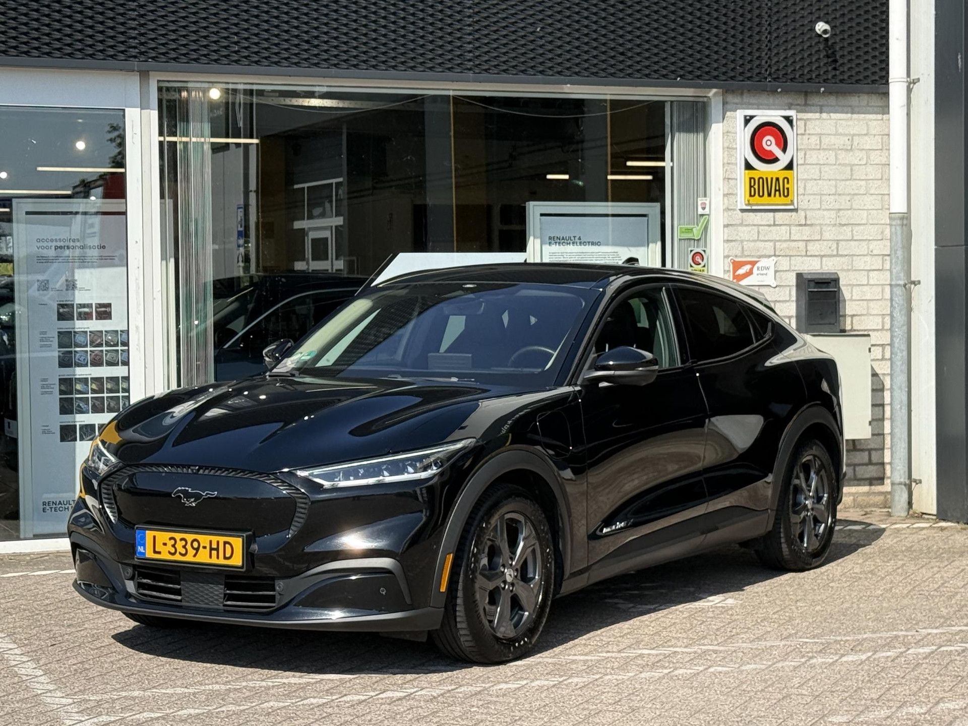 Ford MustangMach-E met kenteken L-339-HD – achteraanzicht