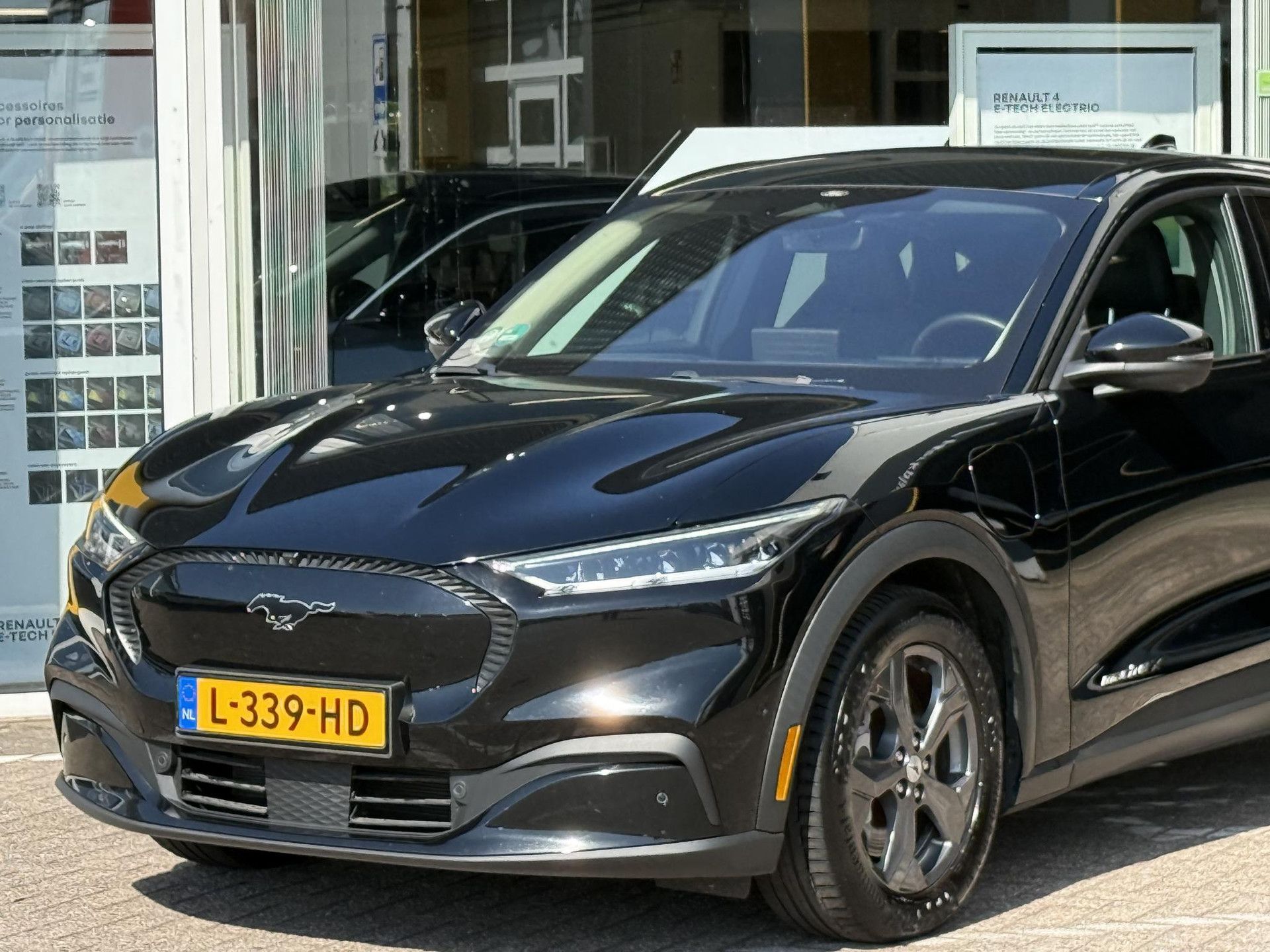 Ford MustangMach-E met kenteken L-339-HD – detailfoto