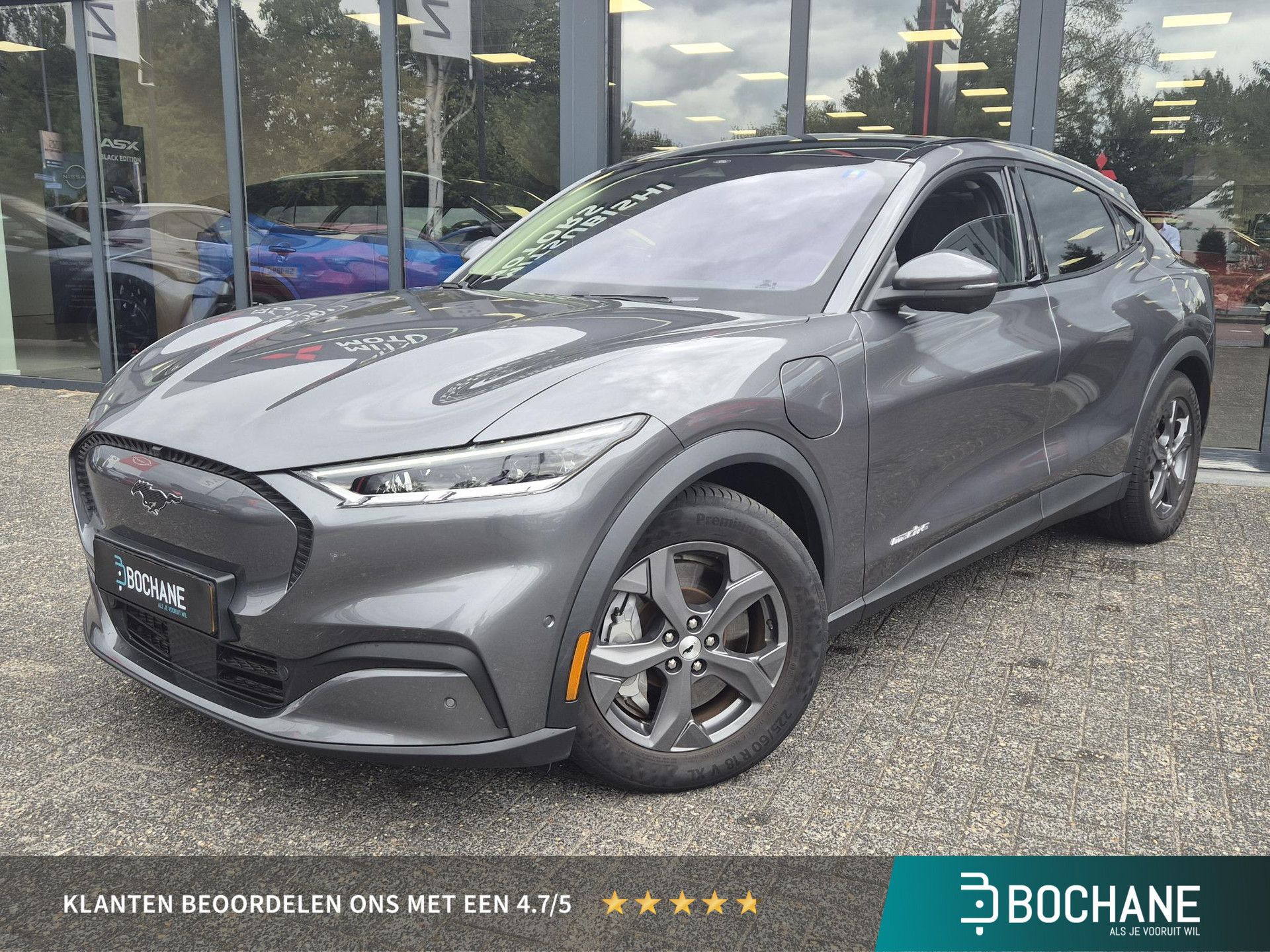 Ford MustangMach-E met kenteken L-420-NF – vooraanzicht