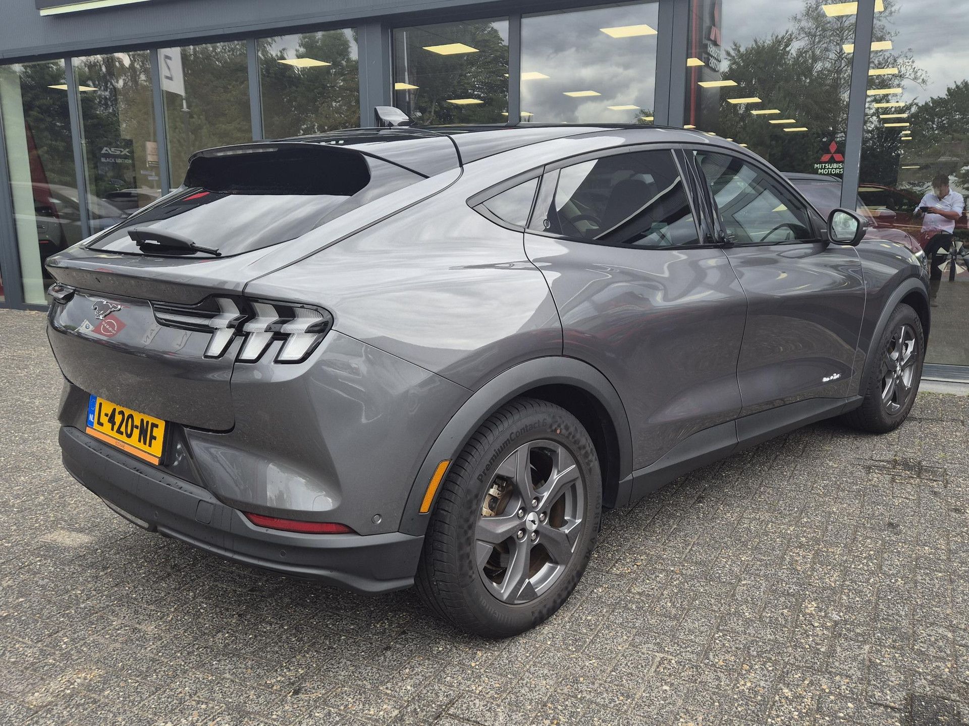 Ford MustangMach-E met kenteken L-420-NF – achteraanzicht