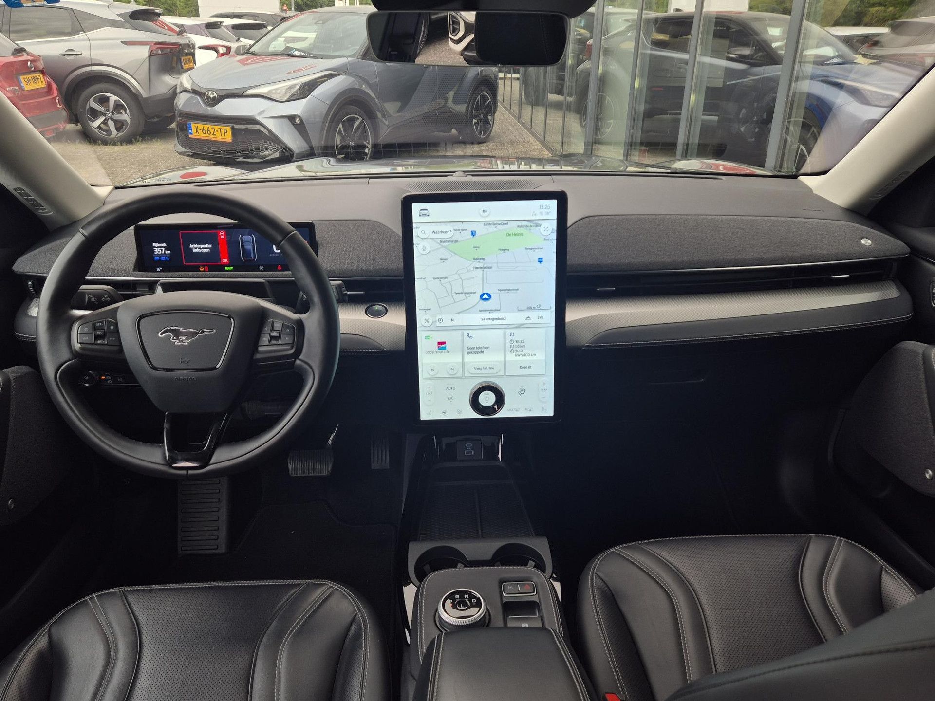 Ford MustangMach-E met kenteken L-420-NF – interieur