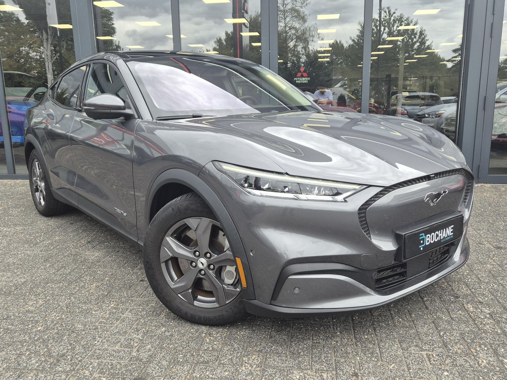 Ford MustangMach-E met kenteken L-420-NF – detailfoto