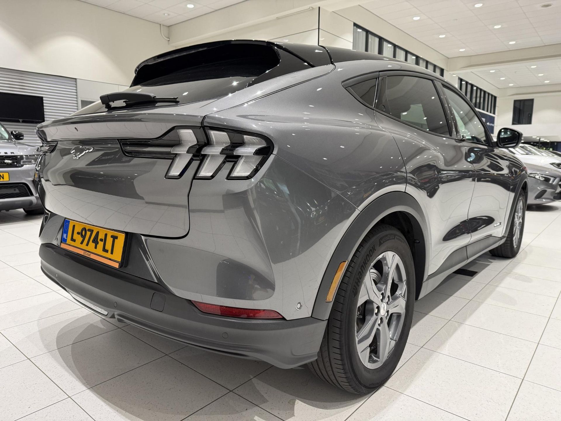Ford MustangMach-E met kenteken L-974-LT – achteraanzicht