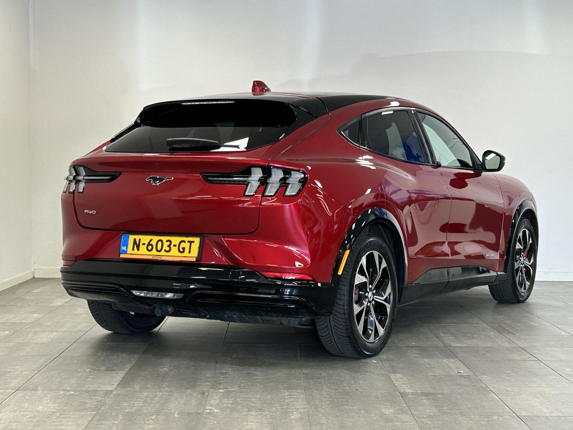 Ford MustangMach-E met kenteken N-603-GT – achteraanzicht