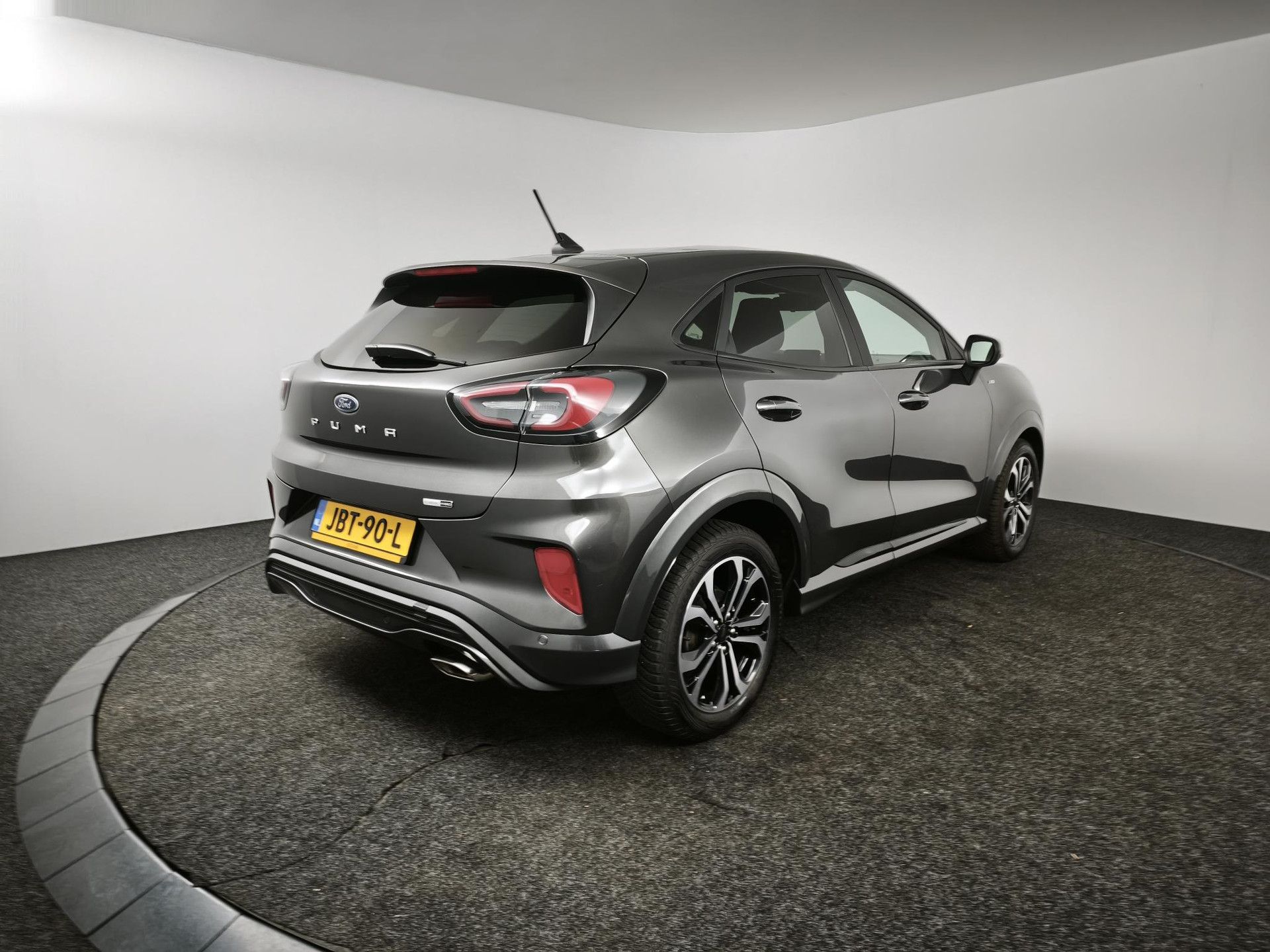 Ford Puma met kenteken JBT-90-L – achteraanzicht