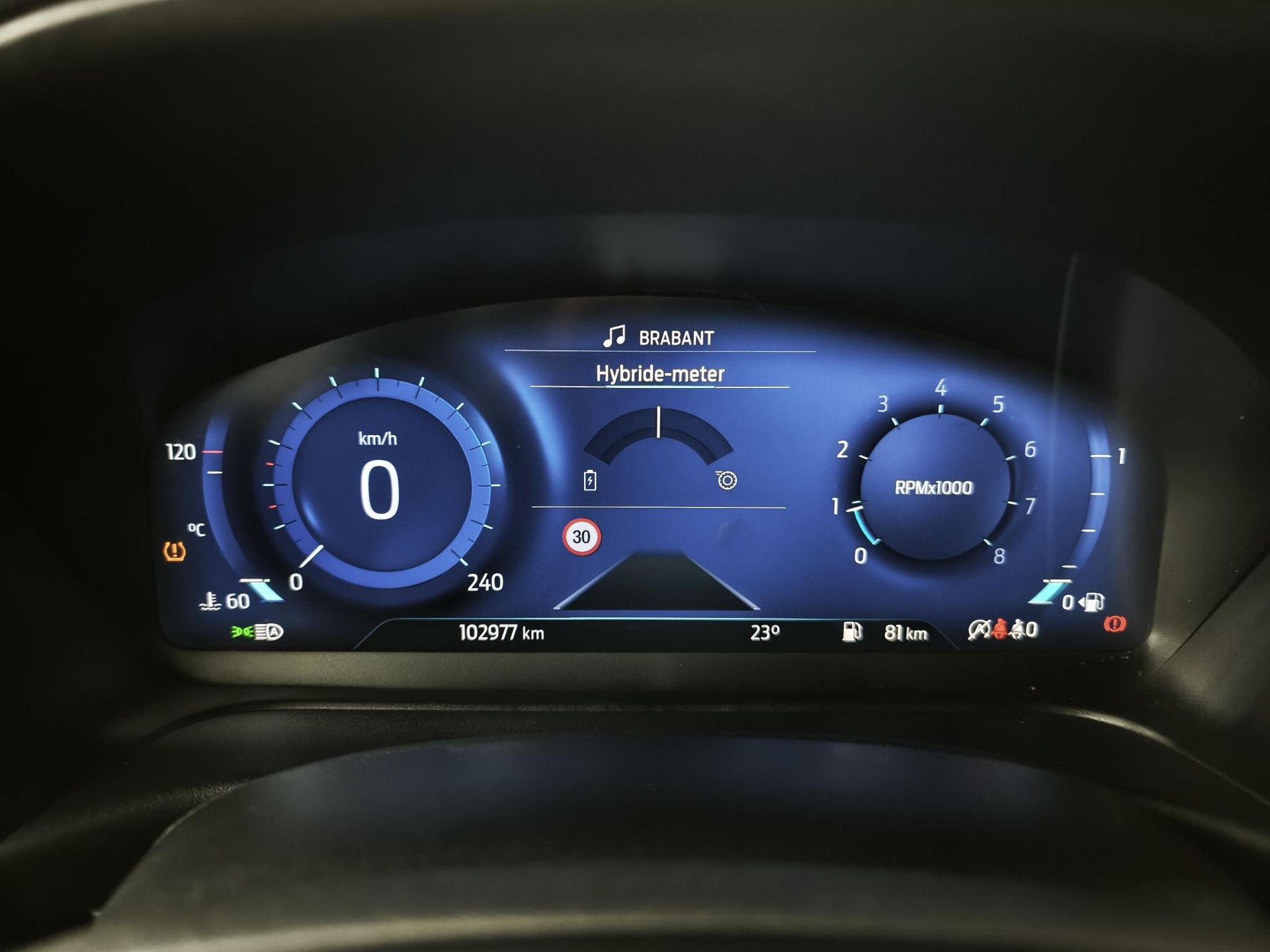 Ford Puma met kenteken JBT-90-L – dashboard