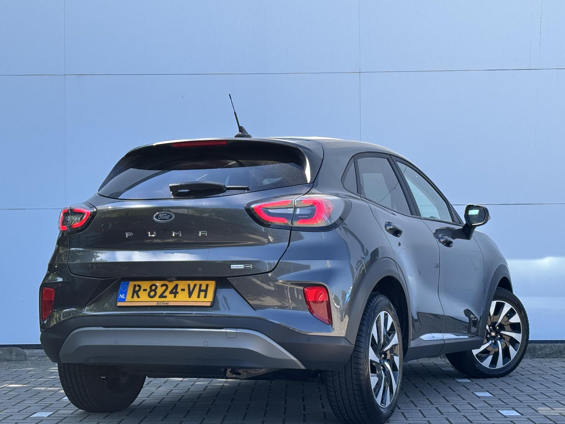 Ford Puma met kenteken R-824-VH – achteraanzicht