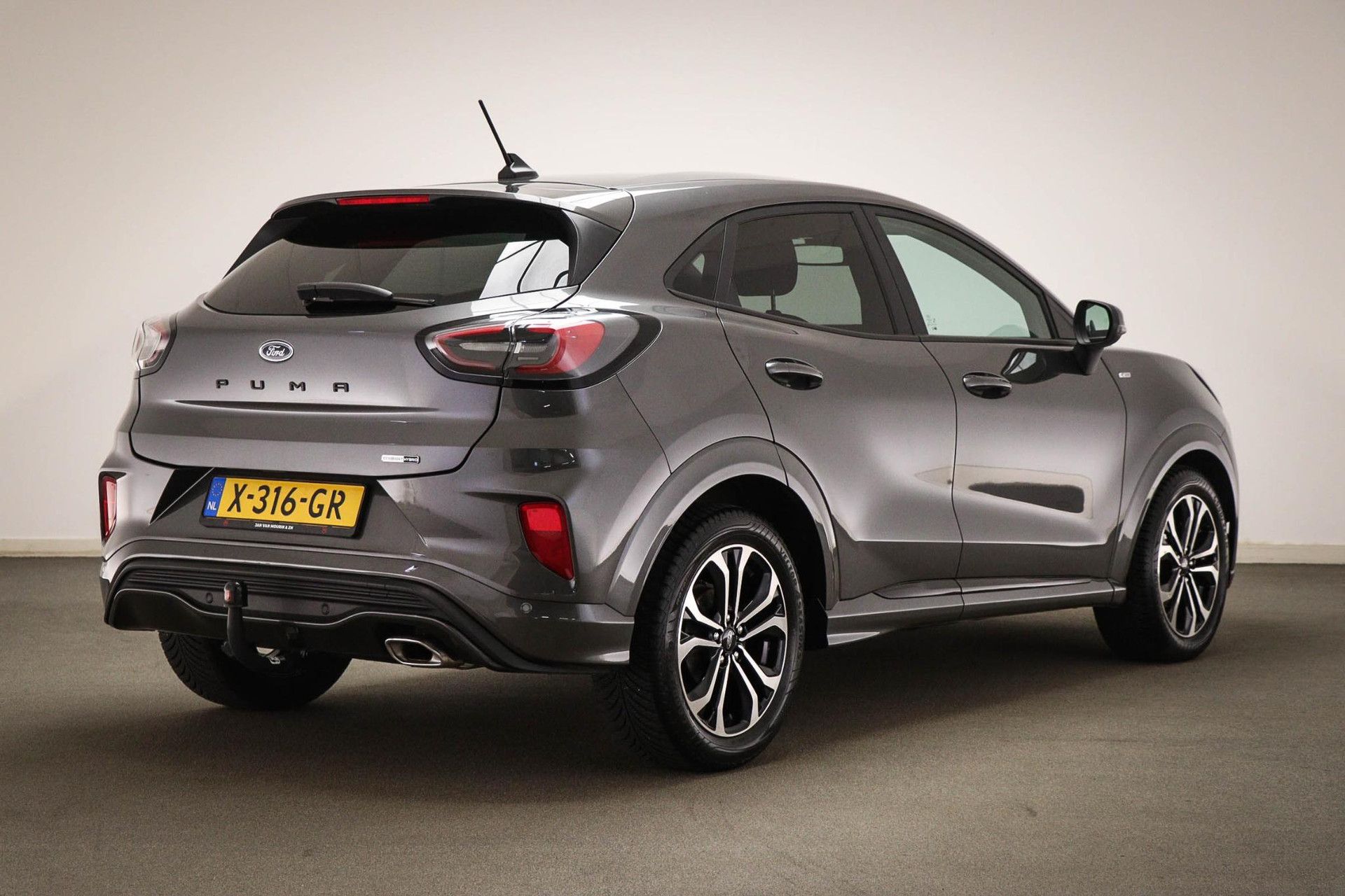 Ford Puma met kenteken X-316-GR – achteraanzicht