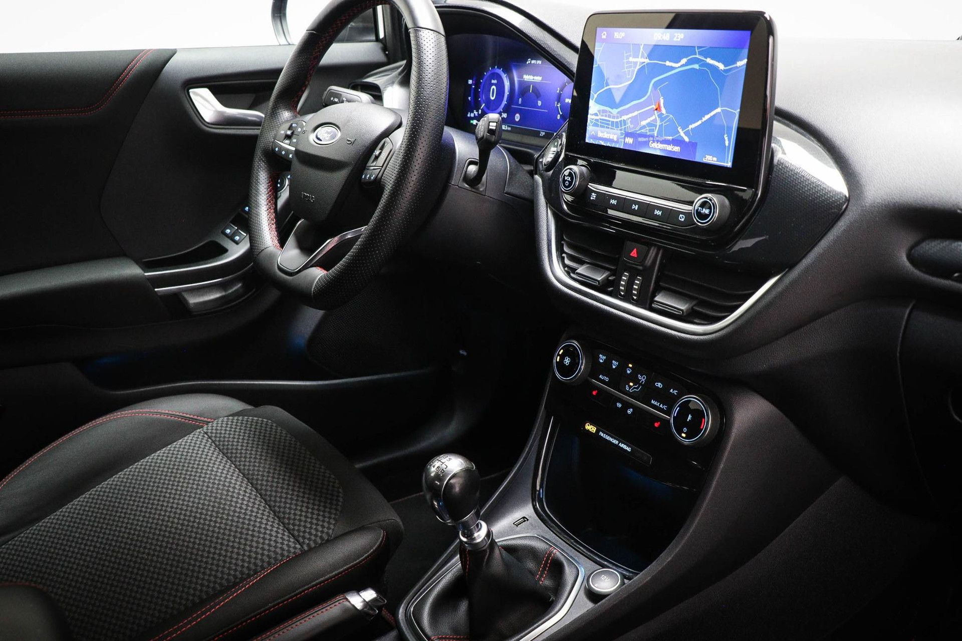 Ford Puma met kenteken X-316-GR – interieur