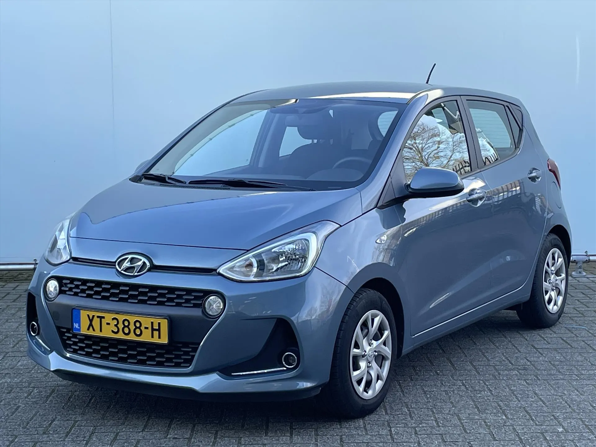 Hyundai i10 met kenteken XT-388-H – vooraanzicht