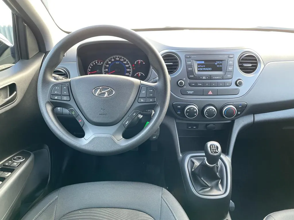 Hyundai i10 met kenteken XT-388-H – interieur
