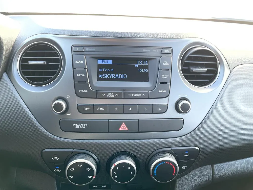 Hyundai i10 met kenteken XT-388-H – dashboard