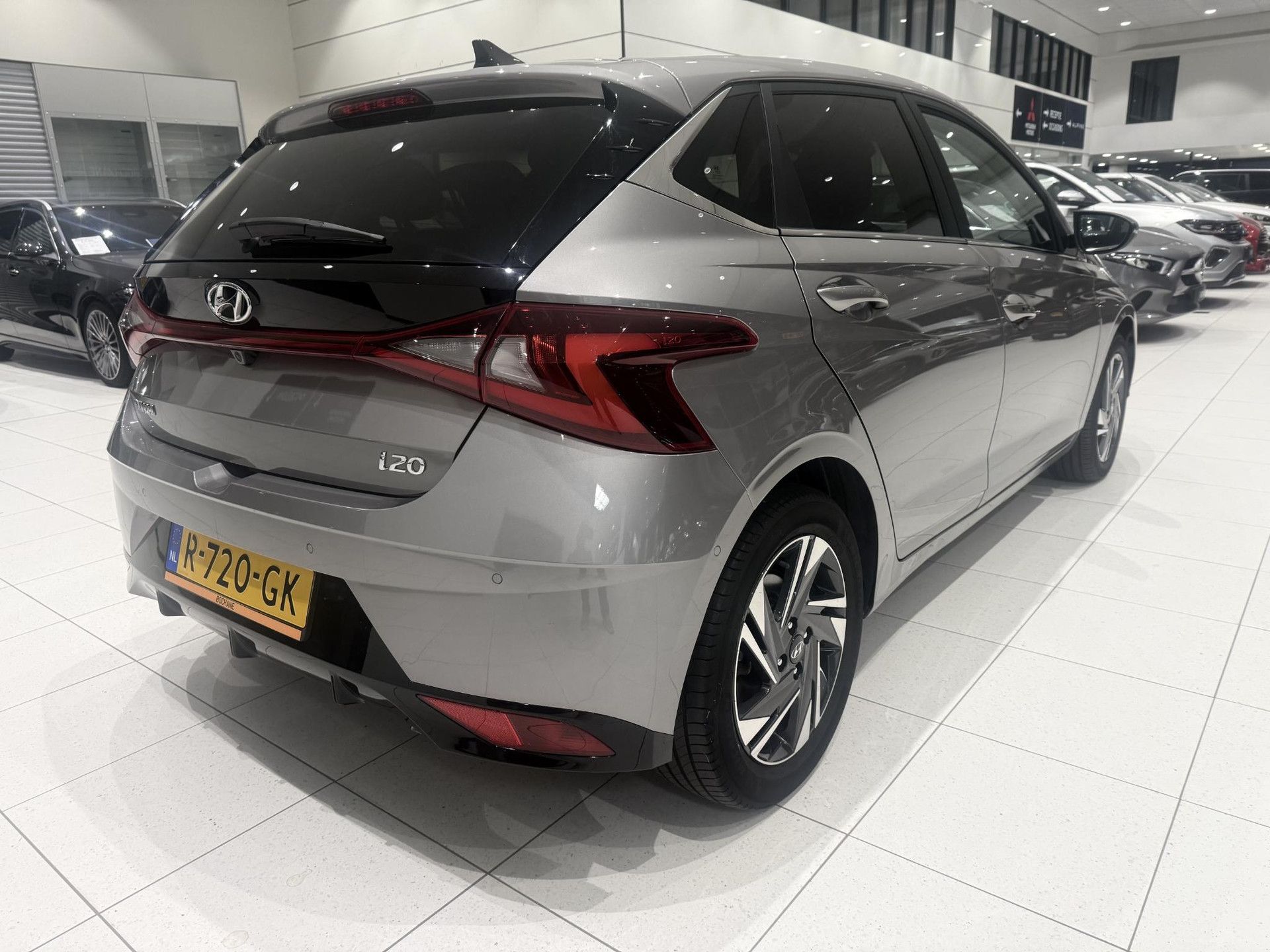 Hyundai i20 met kenteken R-720-GK – achteraanzicht