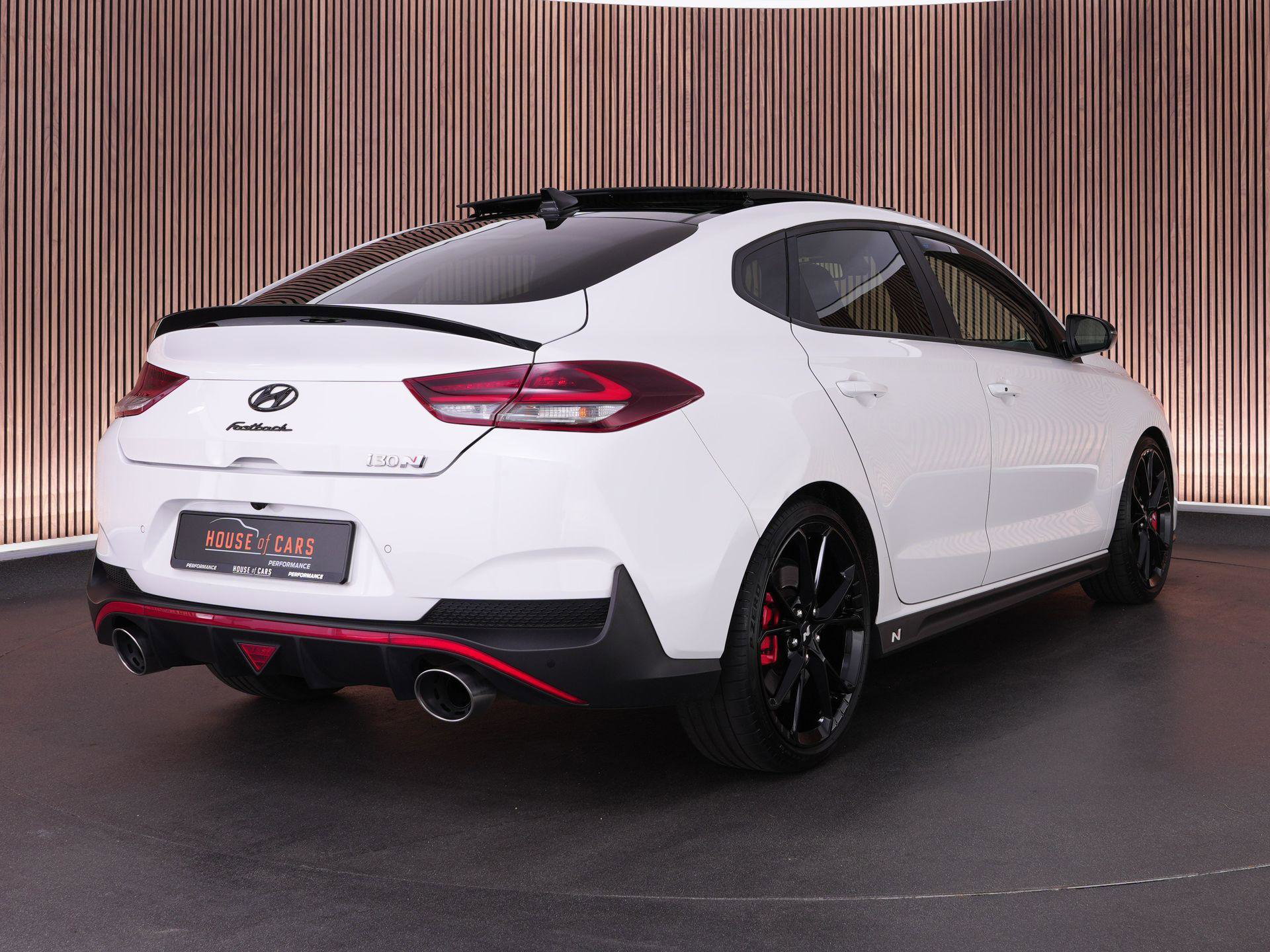 Hyundai i30 met kenteken KRB-65-F – achteraanzicht