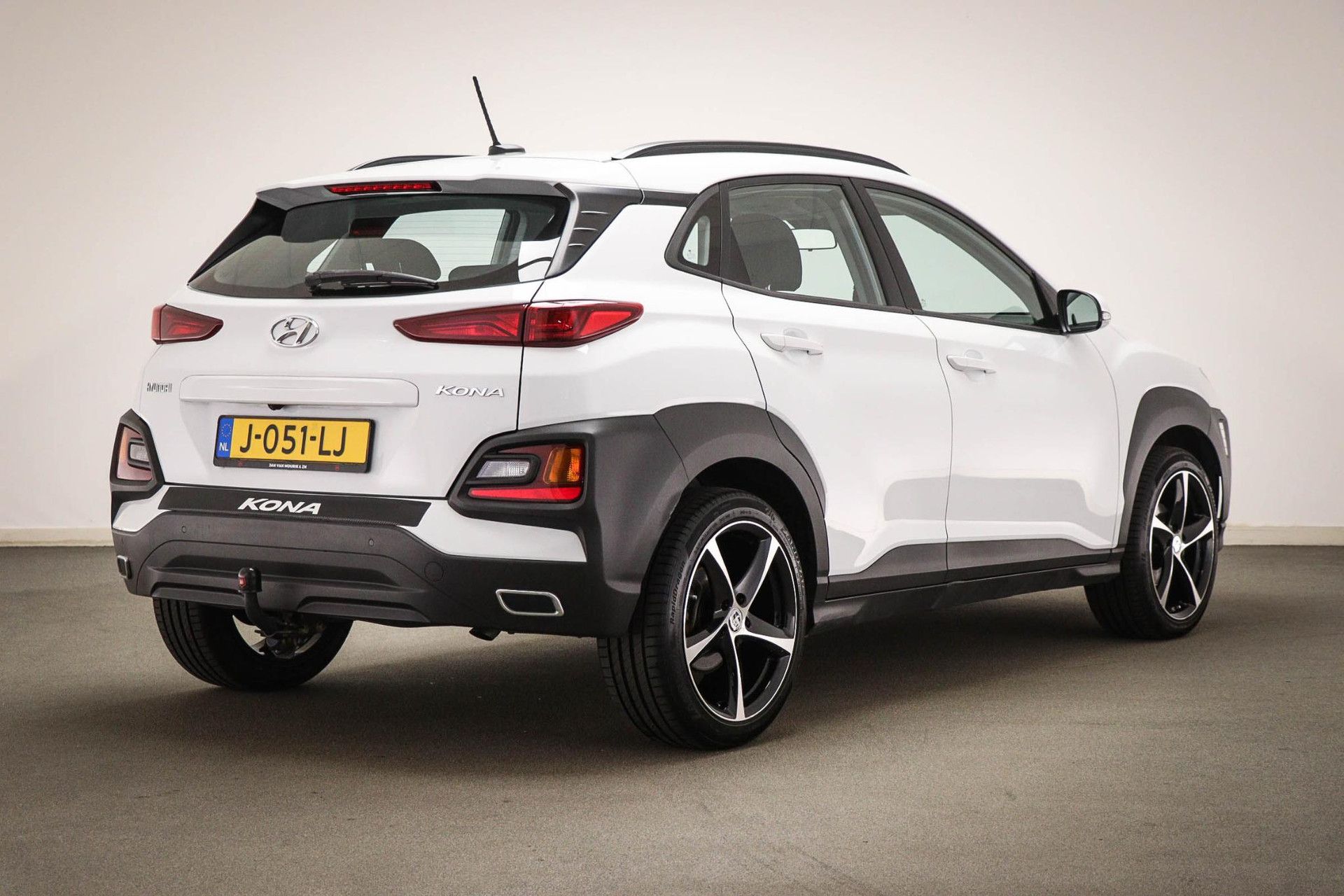 Hyundai Kona met kenteken J-051-LJ – achteraanzicht