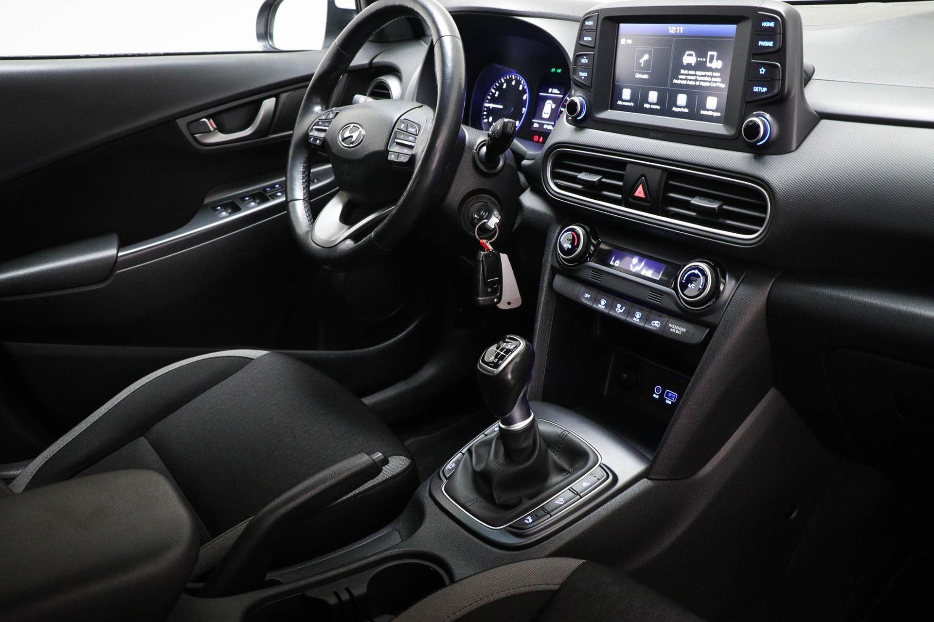 Hyundai Kona met kenteken J-051-LJ – interieur