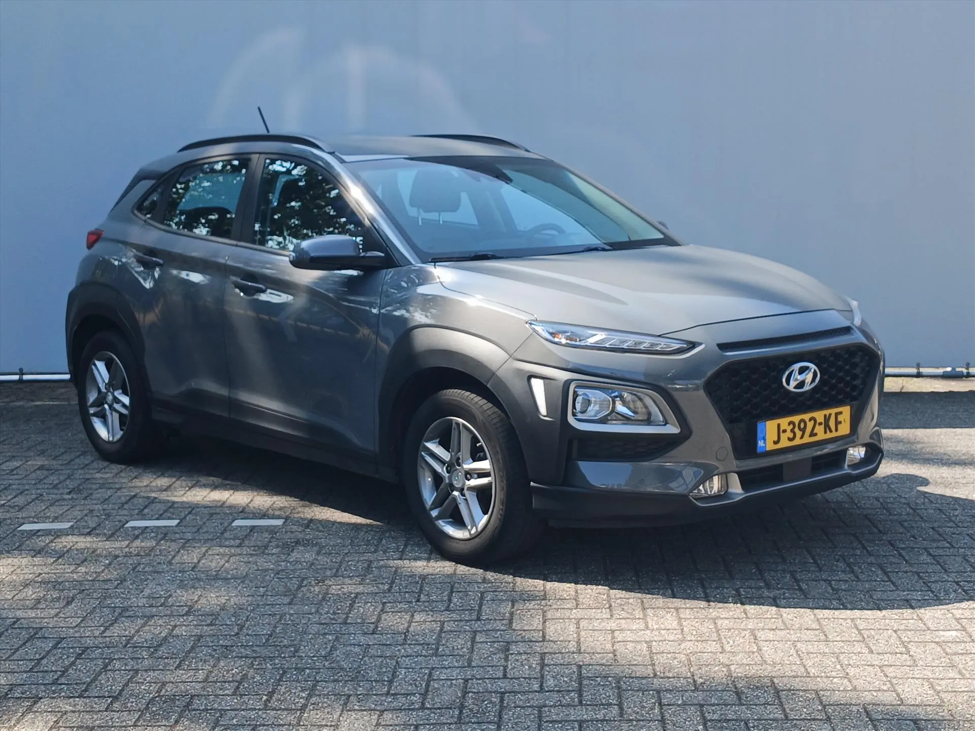 Hyundai Kona met kenteken J-392-KF – dashboard
