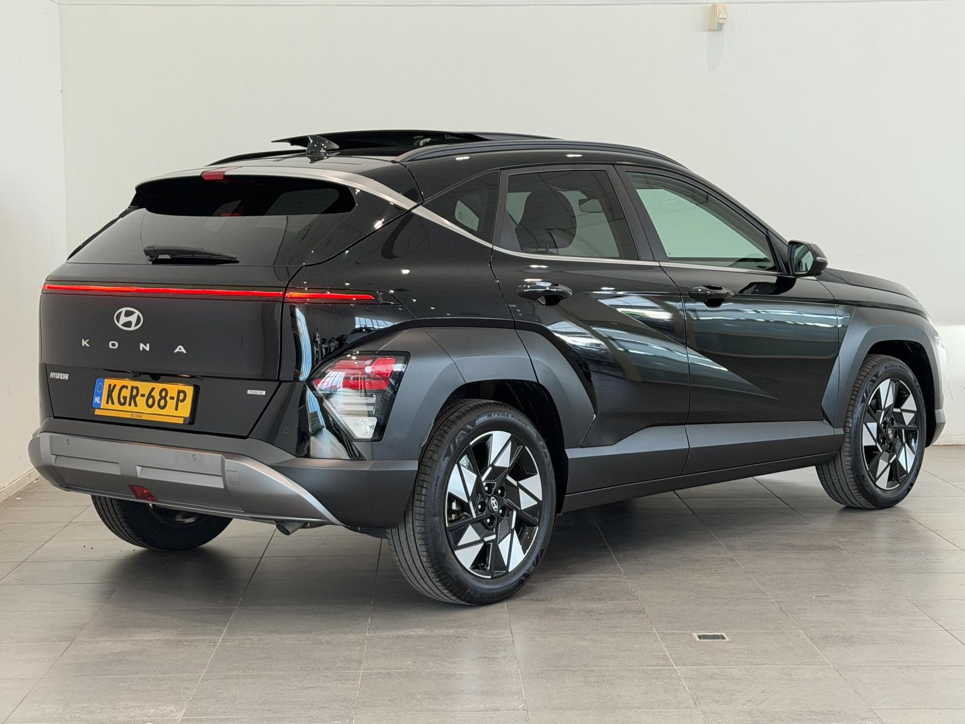 Hyundai Kona met kenteken KGR-68-P – achteraanzicht