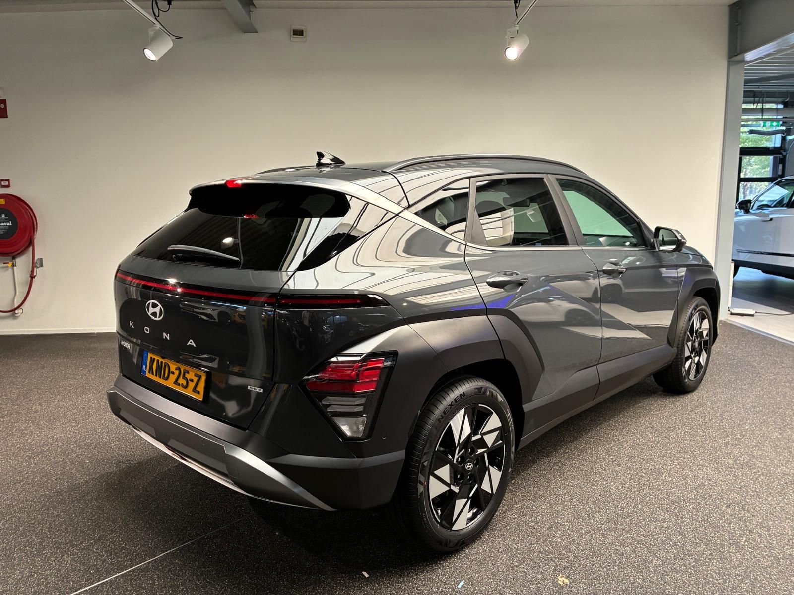 Hyundai Kona met kenteken KND-25-Z – achteraanzicht