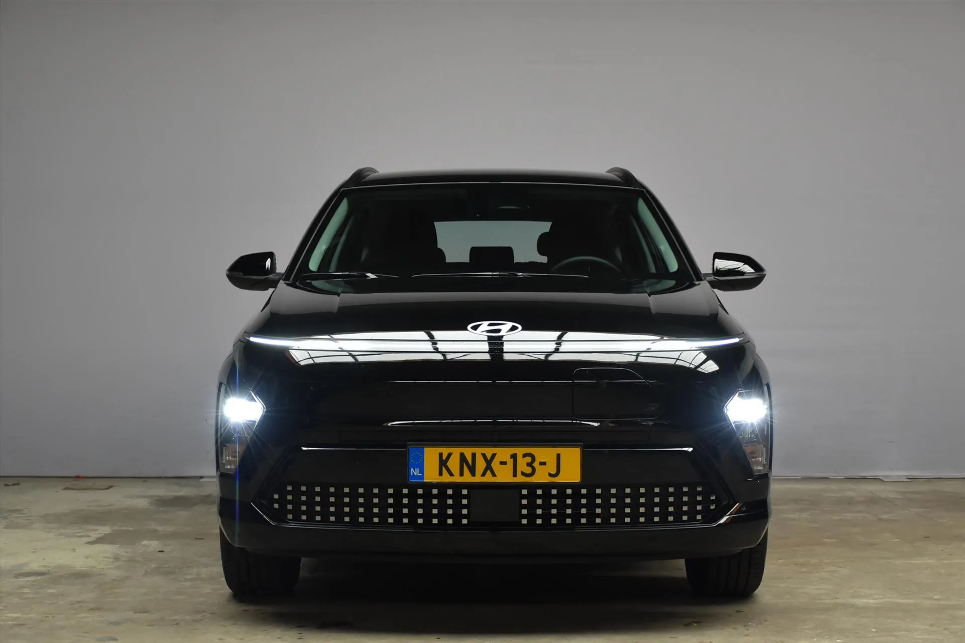 Hyundai Kona met kenteken KNX-13-J – achteraanzicht
