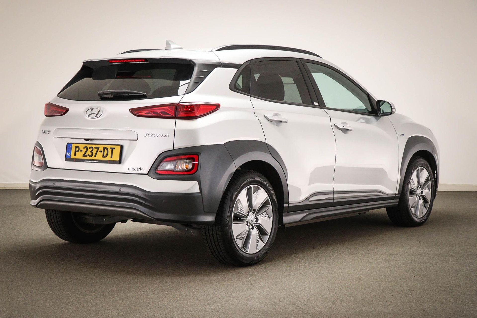 Hyundai Kona met kenteken P-237-DT – achteraanzicht
