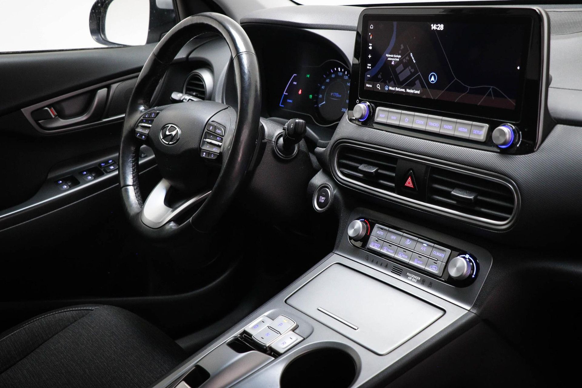 Hyundai Kona met kenteken P-237-DT – interieur